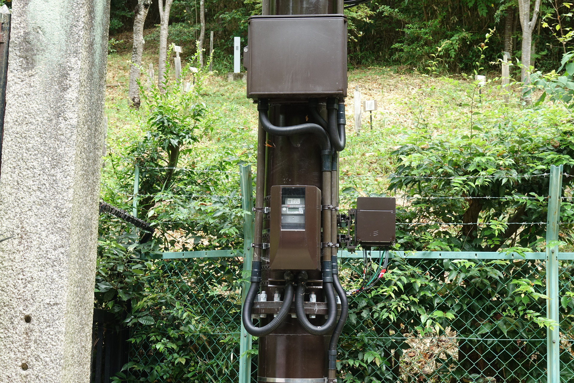 配電盤など受電盤の設備。下には柱の分割部分が見える。道が狭くトレーラーで運べなかったため、柱は2つに分割された