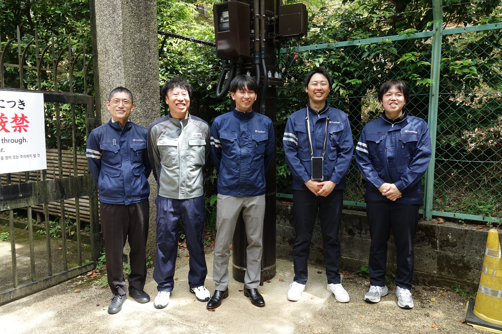 左から、ソフトバンク エリア建設本部 関西ネットワーク技術統括部 関西ネットワークソリューション部 ネットワーク設計課 課長の黒木直也氏、ソフトバンク エリア建設本部 関西ネットワーク技術統括部 関西ネットワークソリューション部 ネットワーク設計課の北川大喬氏、ソフトバンク エリア建設本部 関西ネットワーク技術統括部 関西ネットワーク技術部 エリア技術1課の畔柳響兵氏、エクシオグループ 通信インフラ本部 第二モバイルエンジニアリング部門の笹川吉洋氏、ソフトバンク エリア建設本部 関西ネットワーク技術統括部 関西ネットワーク技術部 部長の杉本秀紀氏