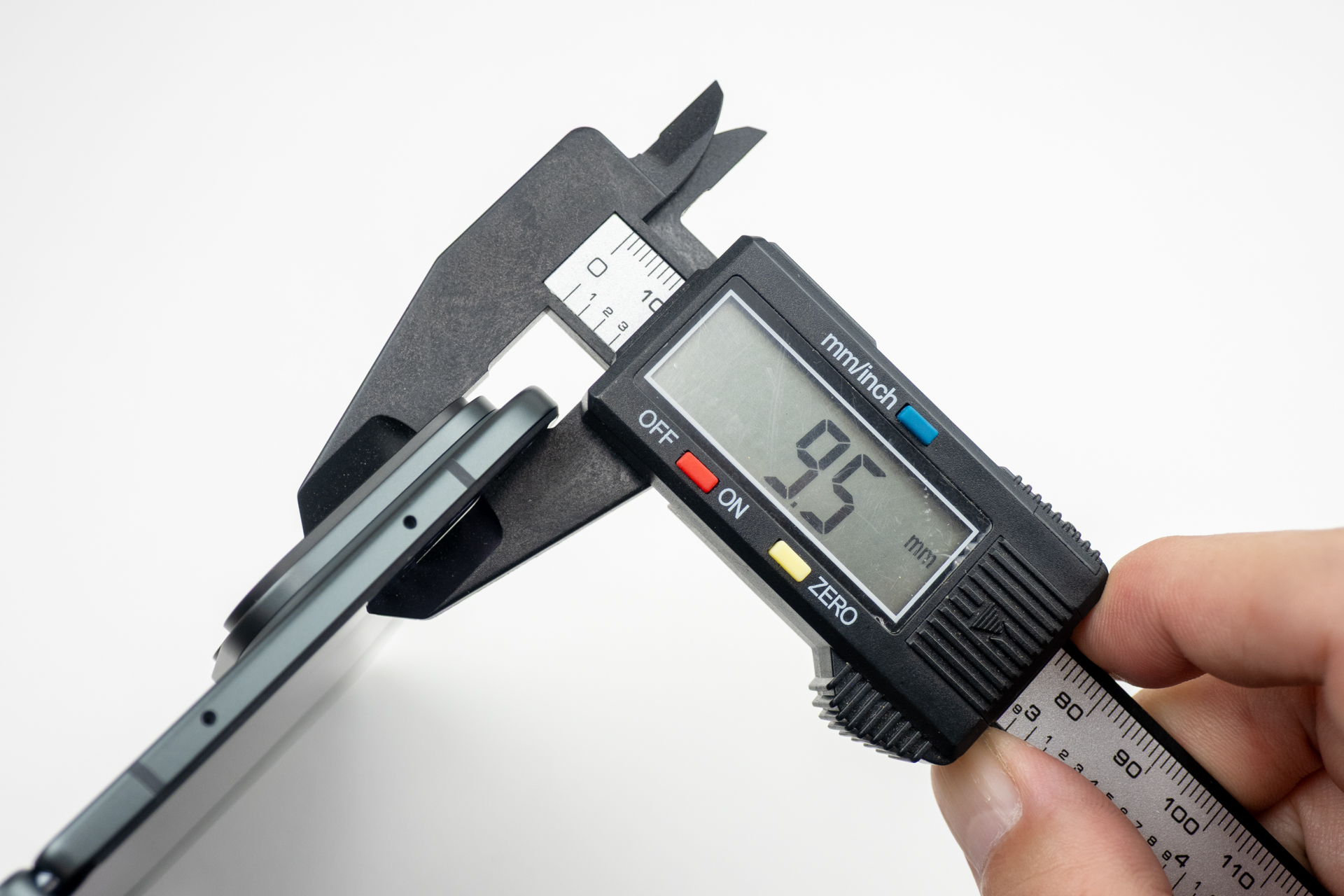 開いた状態で最厚部は実測で約9.5mm