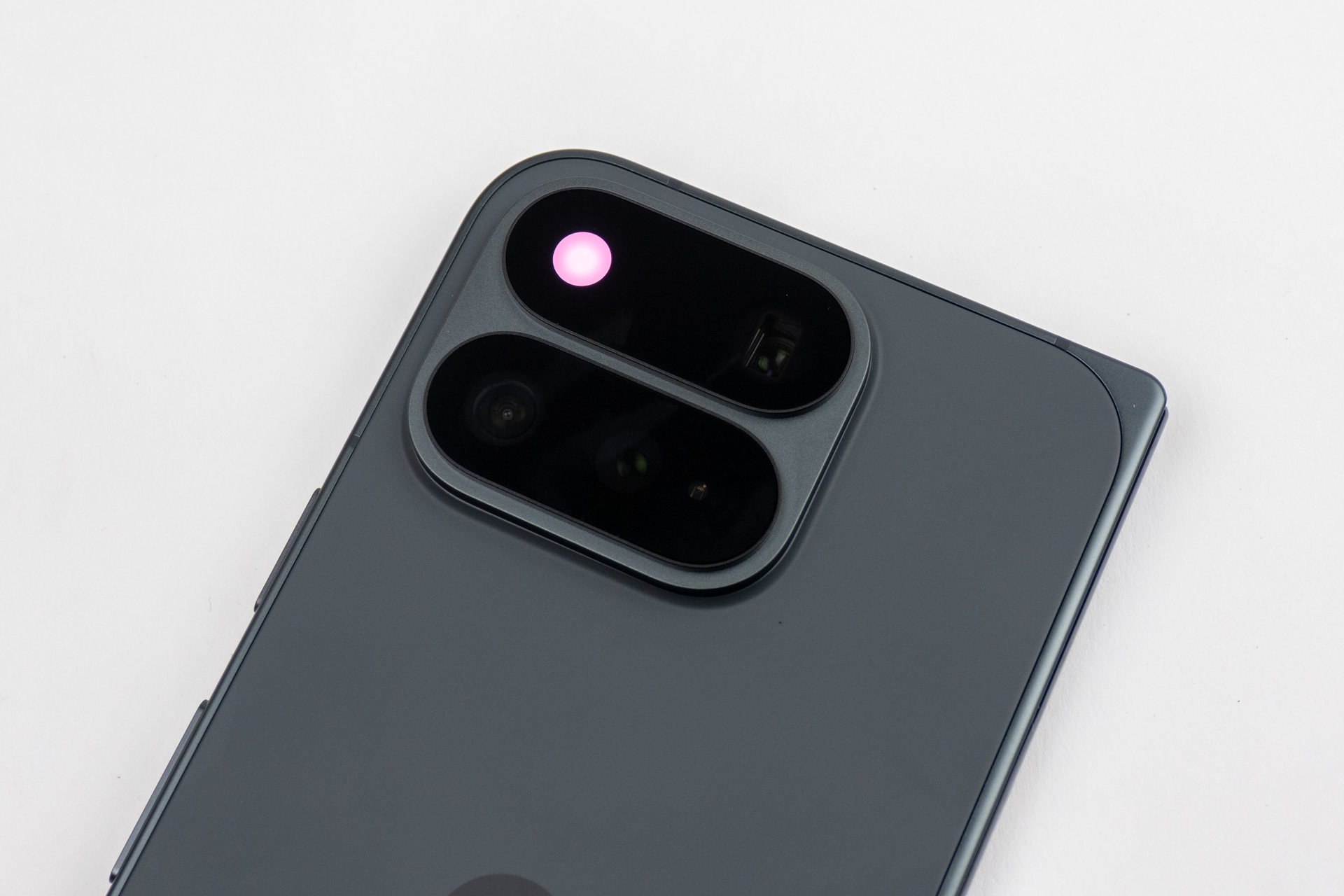 Pixel 11 Proシリーズに新たに搭載された、背面のLEDを使った通知機能「HiLight」