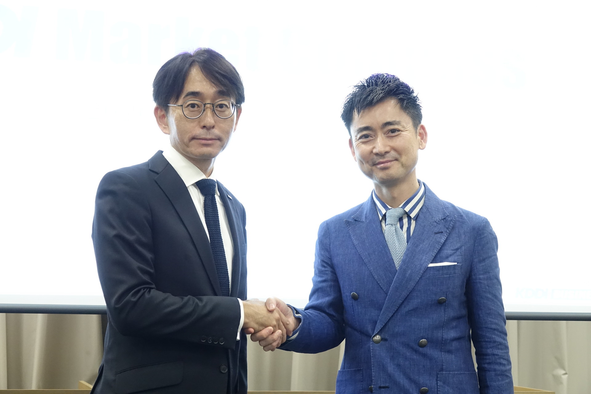 左＝KDDIの北条裕樹氏。右＝JR西日本SC開発の舟本恵氏