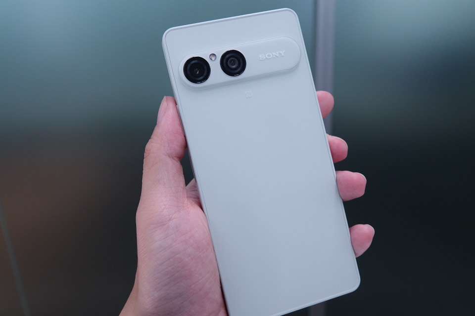 写真で見る「Xperia 10 VIII」] - ケータイ Watch