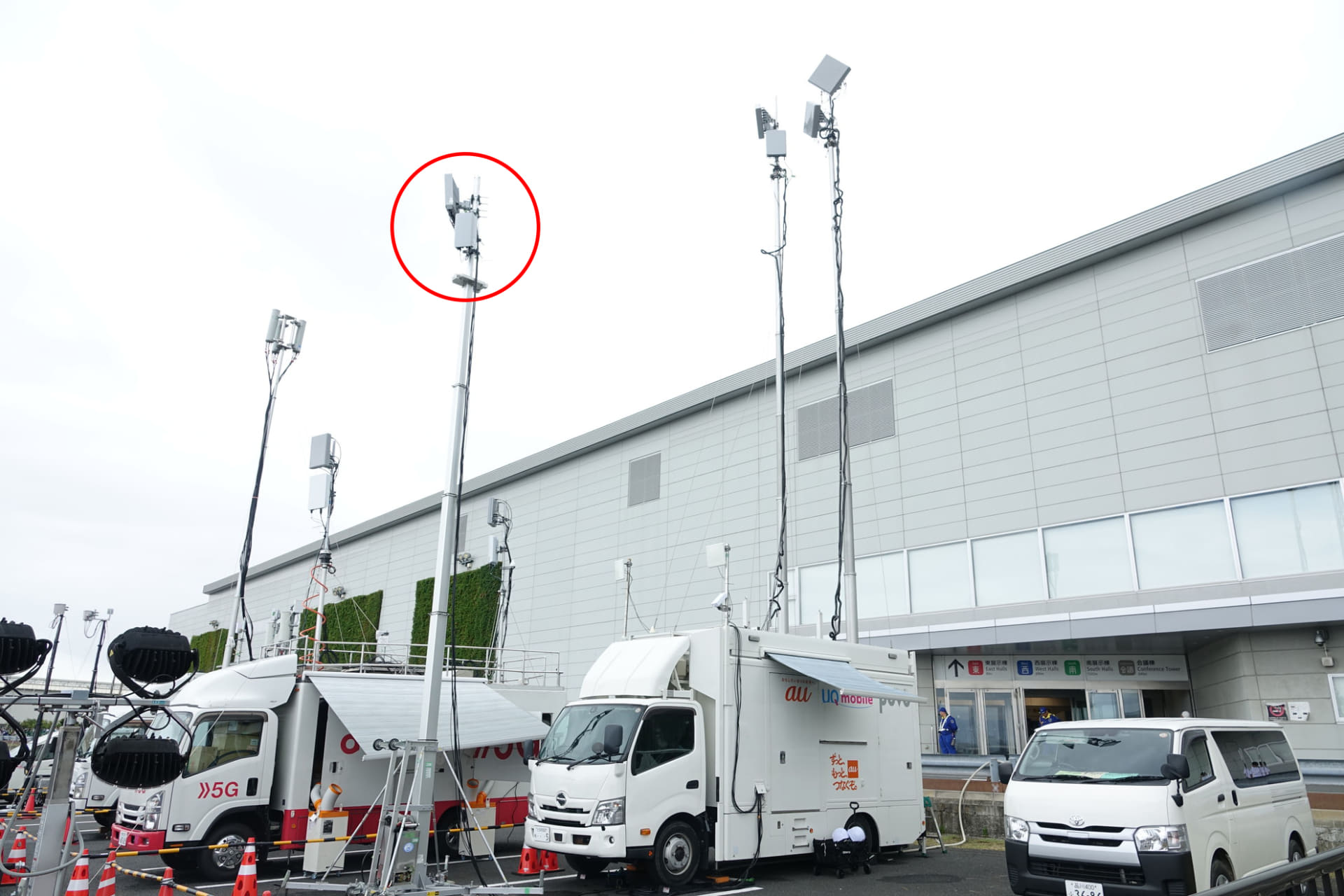 ミリ波の移動基地局。ここからの電波を、後述の中継局が増幅させる