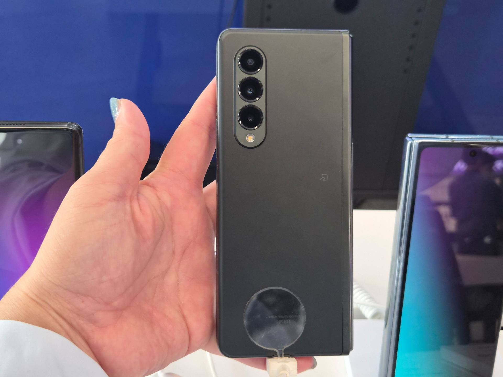 触っても良いとのことで、以前使っていたGalaxy Z Fold3を持ってみた。「そうそう、こんな感じだった」と懐かしさが増した