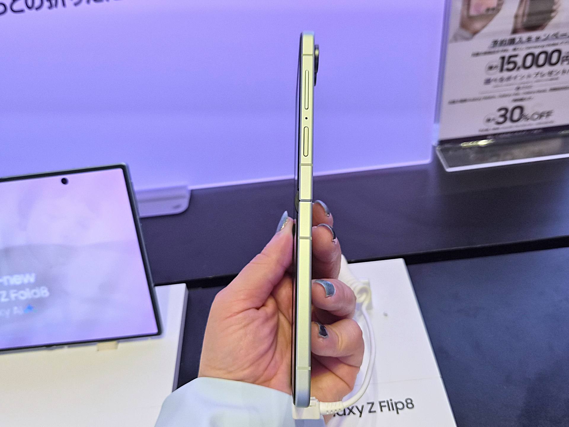 お目当てのGalaxy Z Flip8。開いたところ思わず「薄っ！」と言ってしまった