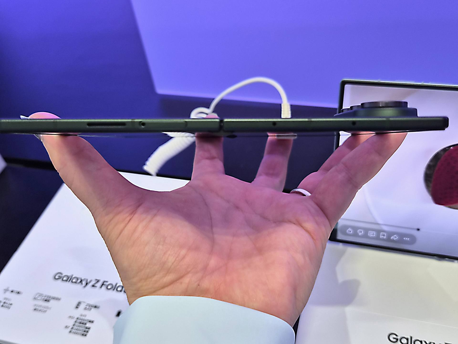 もちろんGalaxy Z Fold8 Ultraも薄い。薄すぎて、ピントがどこにも合っていない
