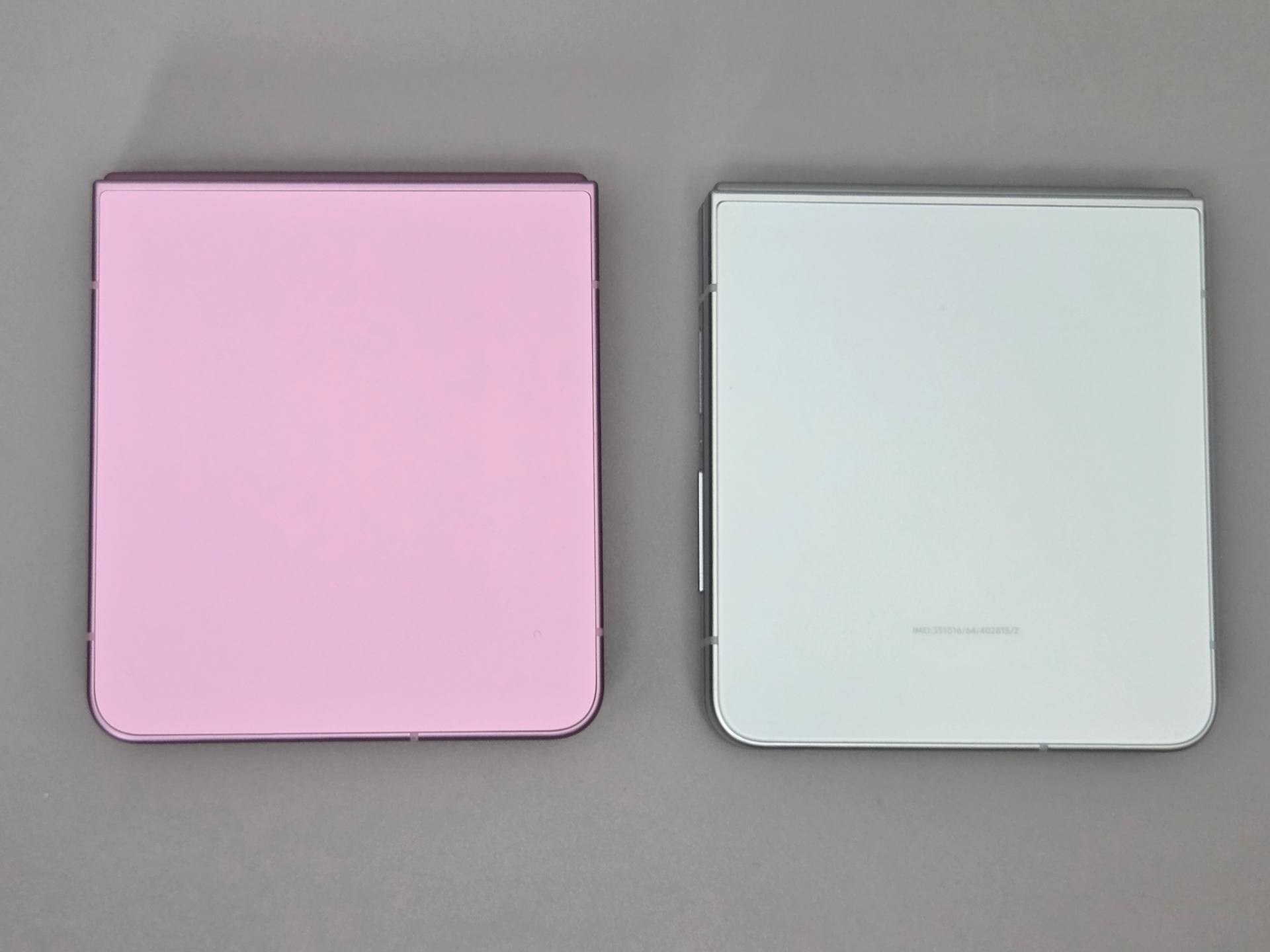 発売日に自宅へ届いたGalaxy Z Flip8（写真左）と旧機種のGalaxy Z Flip7（写真右）。今までお世話になりました