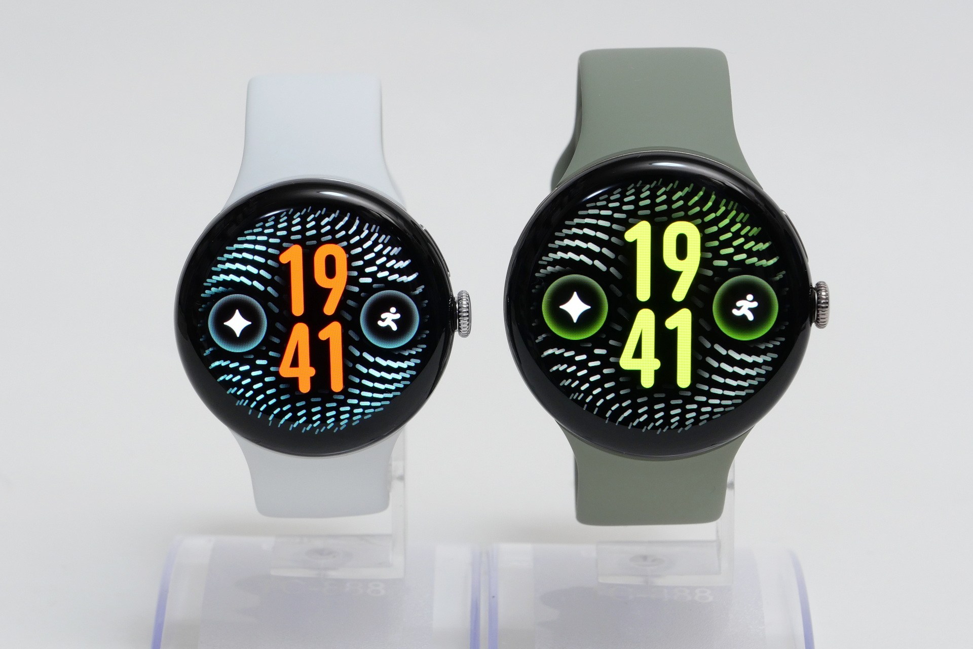 Pixel Watch 5。左が41mmモデル、右が45mmモデル