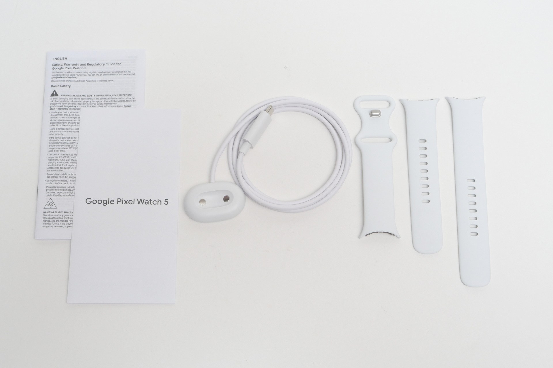 製品にはSサイズとLサイズのアクティブバンドと専用充電器、説明書類が付属する（写真は41mmモデルの付属品）