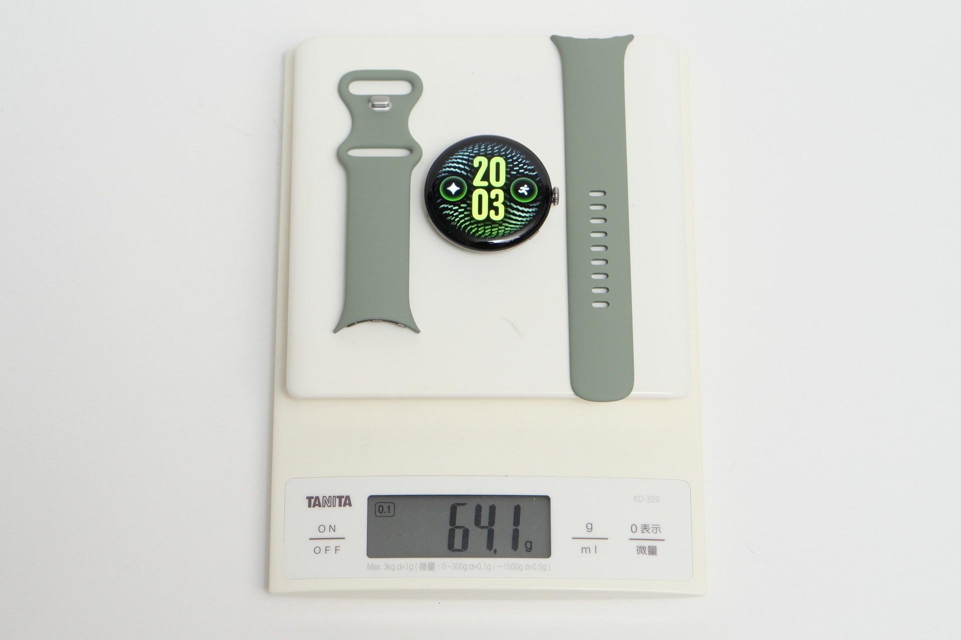 付属アクティブバンドLサイズとのセットでは64.1g
