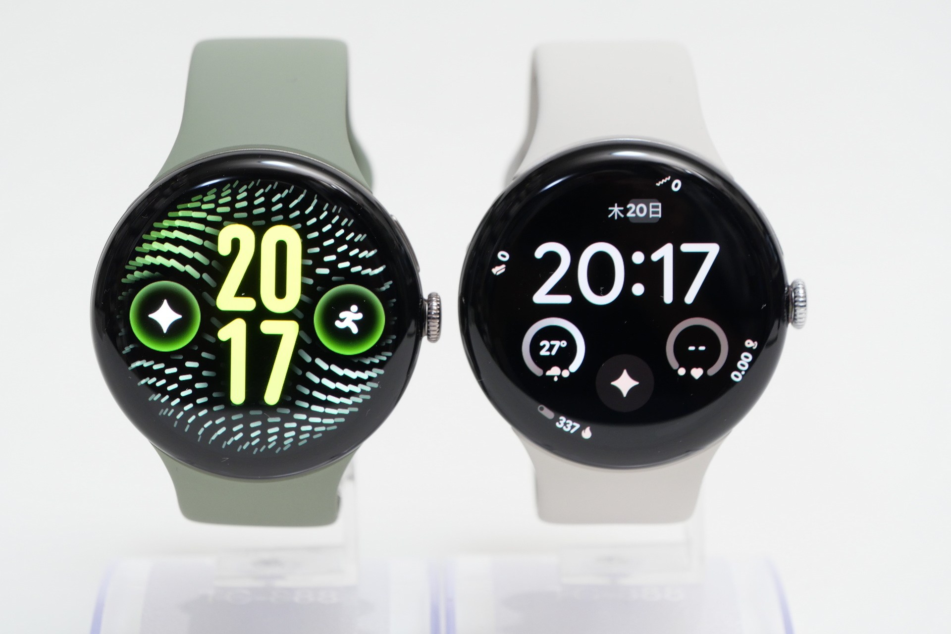 左がPixel Watch 5 45mmモデル、右がPixel Watch 4 45mmモデル