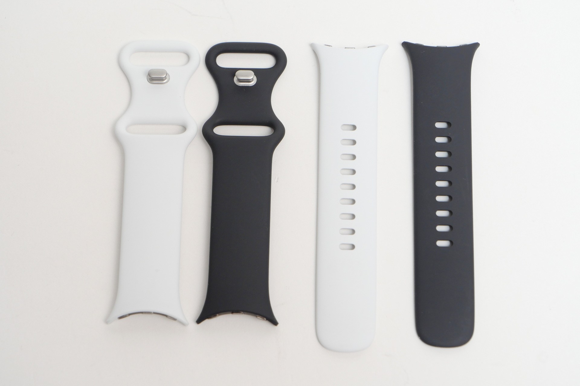 白がPixel Watch 5付属、黒がPixel Watch 4付属のアクティブバンド。フルオロエラストマー製の従来のアクティブバンドと手触りや柔らかさに違いは感じられなかった