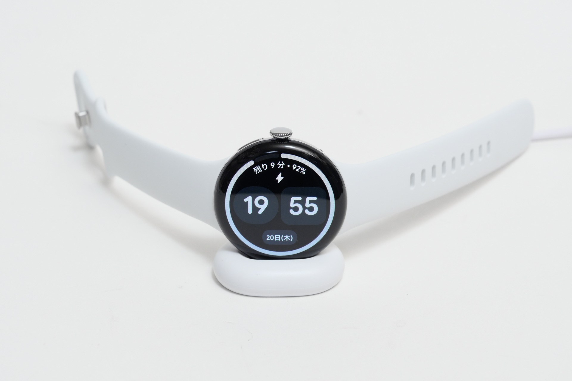このように側面を装着して充電。Pixel Watch 4同様の急速充電にも対応している