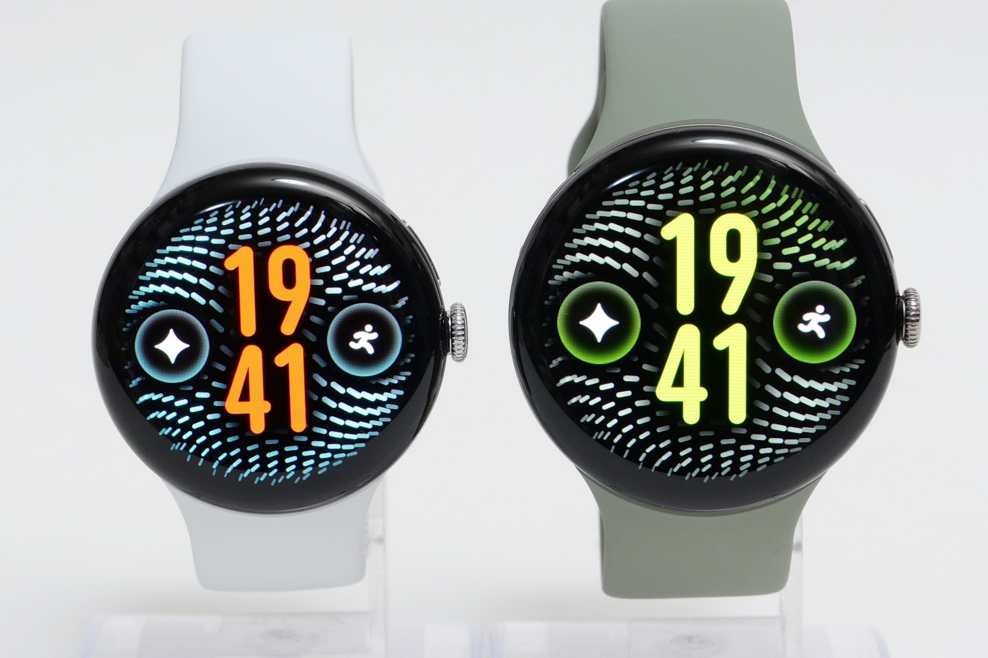 ディスプレイの仕様は、41mmモデル（左）、45mmモデル（右）ともPixel Watch 4から変わっていない