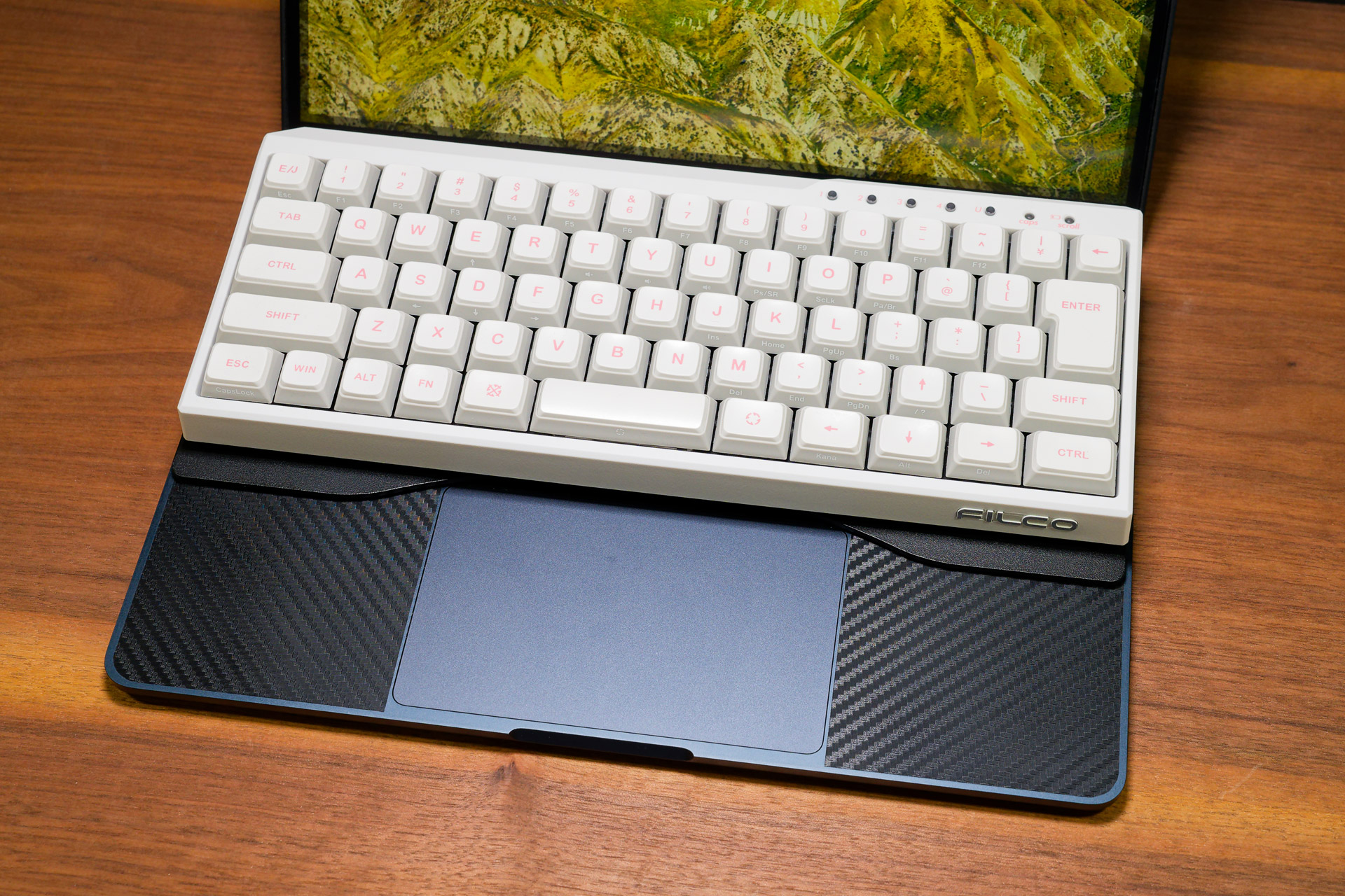 その上にメカニカルキーボードを載せてみた。ベストフィット