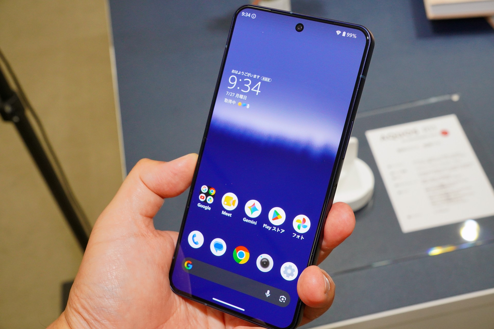 シャープは真逆の戦略で、AQUOS R11は大きくスペックを上げ、値上げに伴う価値をつけようとしている