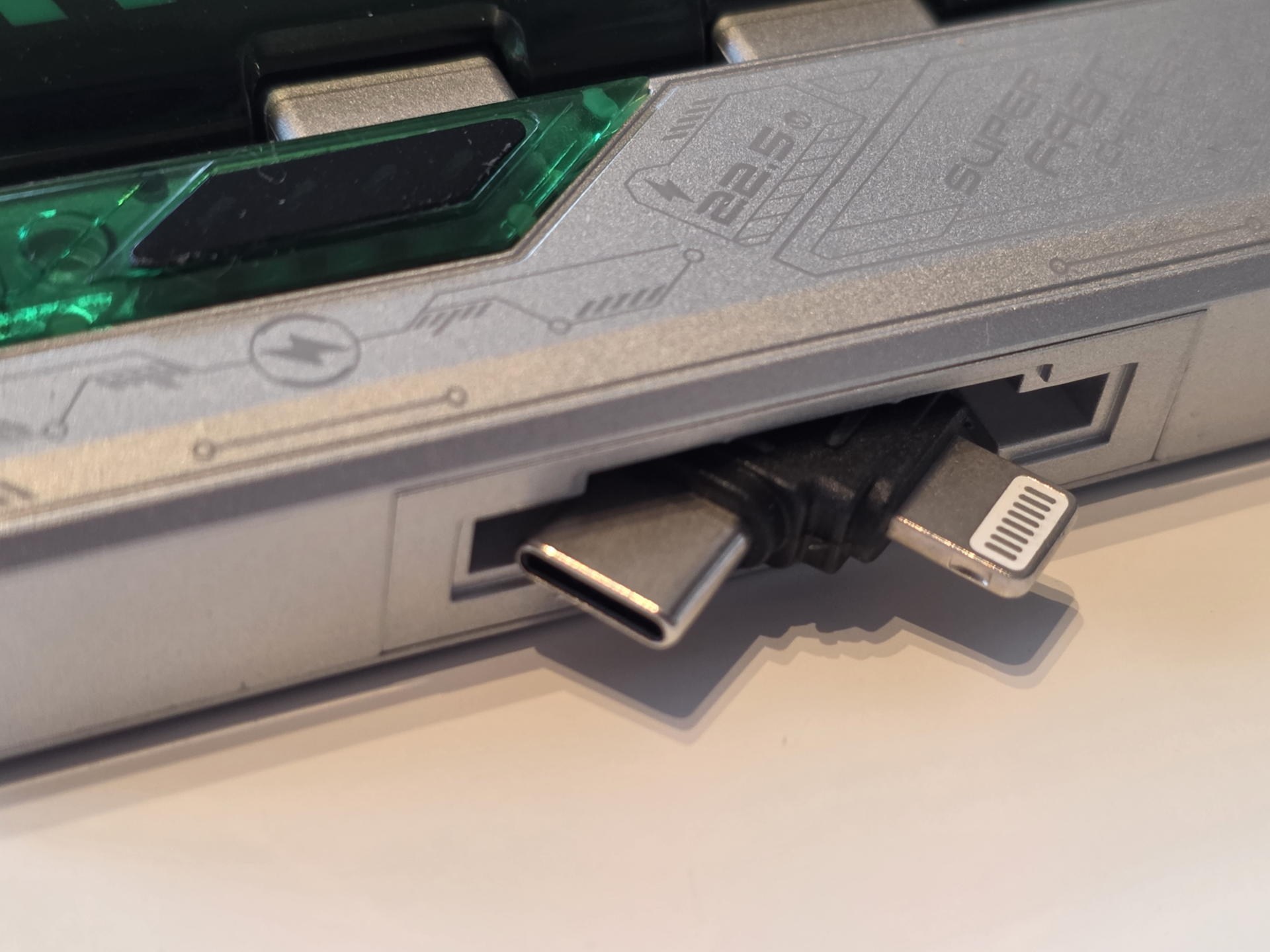 USB-CとLightningプラグを内蔵