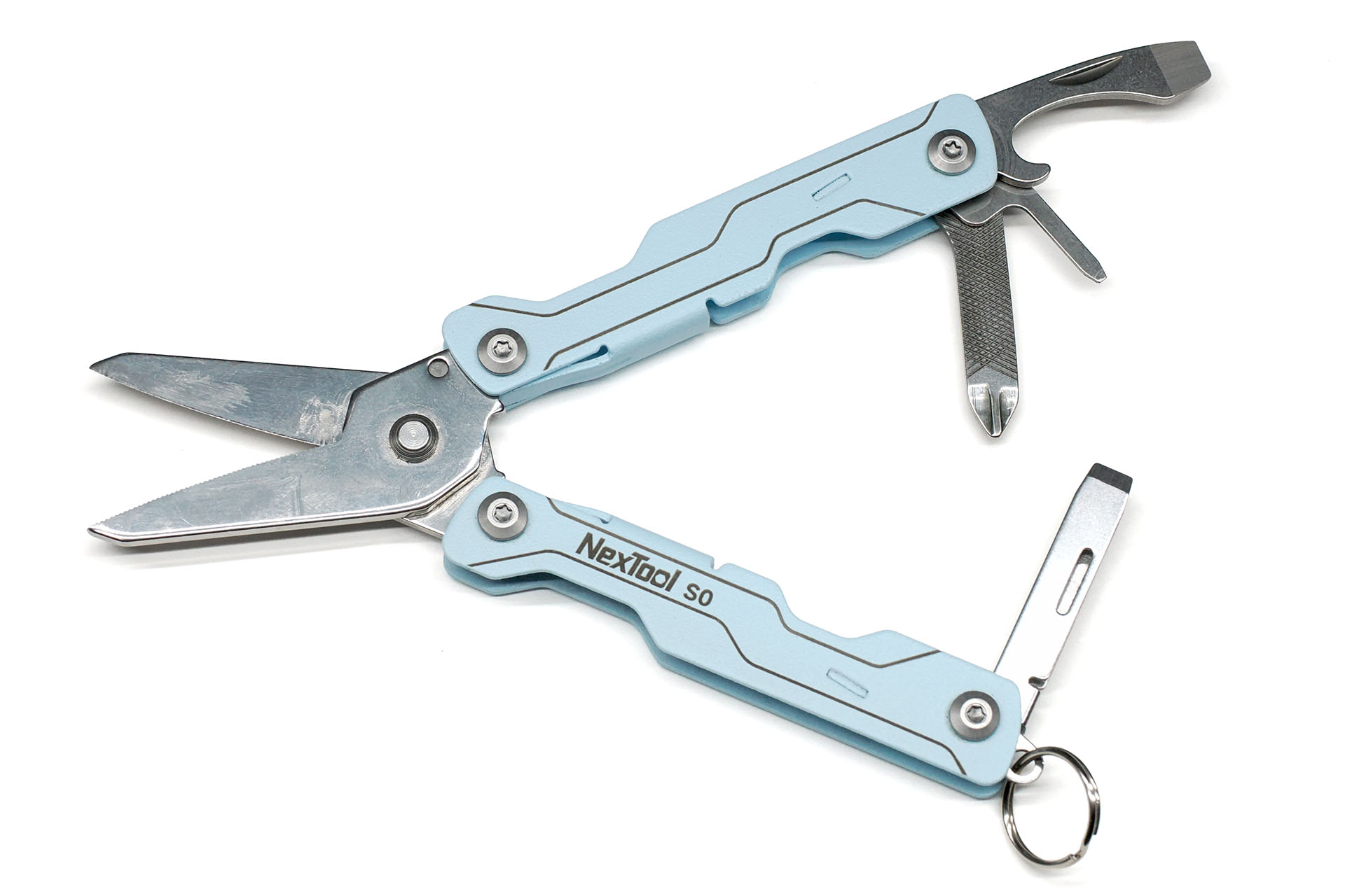 NexTool「Micro Sailor Scissors S0」というマルチツール。ツールとしては、ハサミ、ピンセット、精密マイナスドライバー、プラスドライバー、ヤスリ、栓抜き、マイナスドライバーが内蔵される。ピンセット（写真右下）は90°までしか開かない