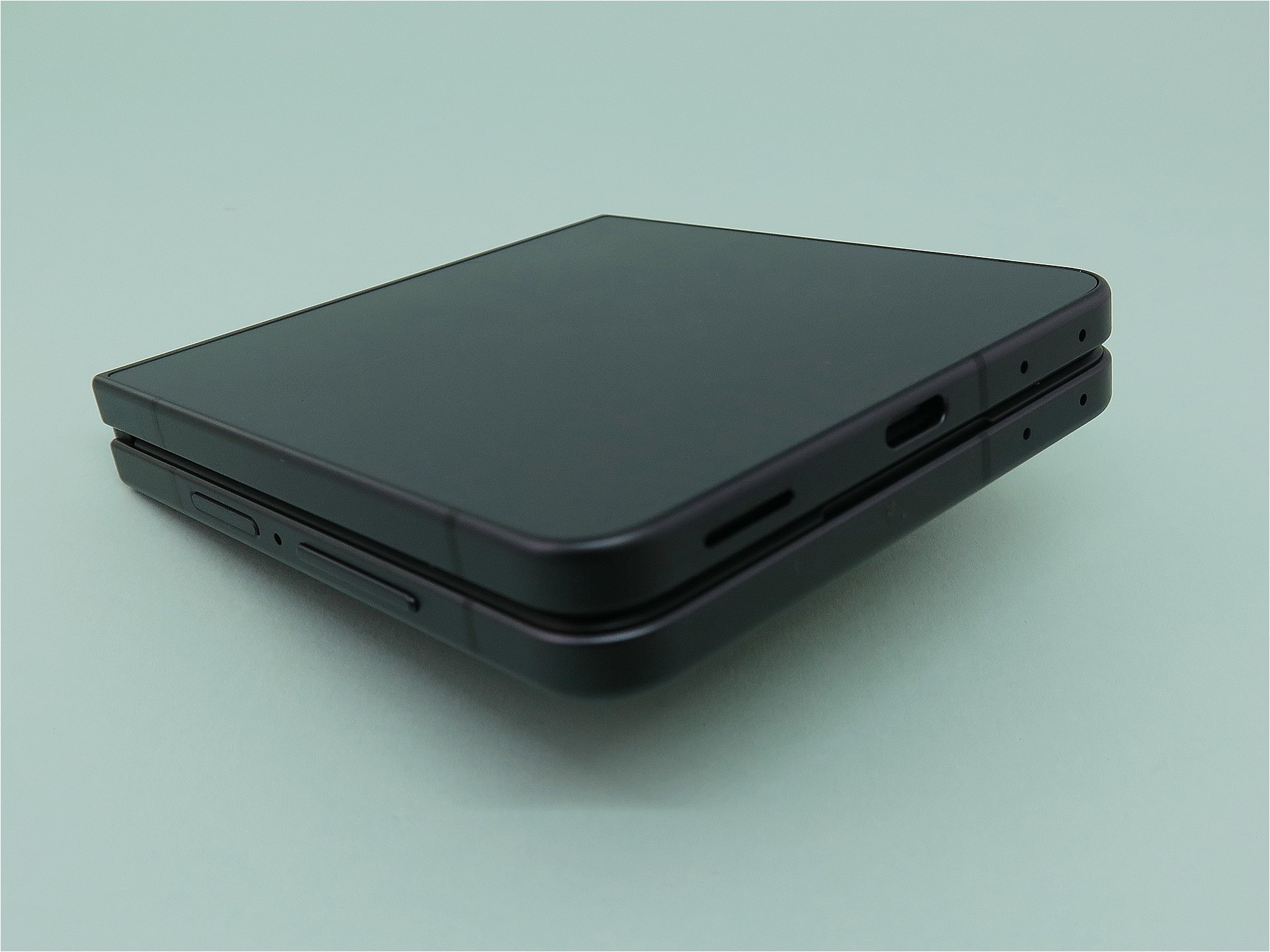 本体下部にはUSB Type-C外部接続端子を備える。右側面（写真内左側）の電源ボタンには指紋センサーを内蔵する