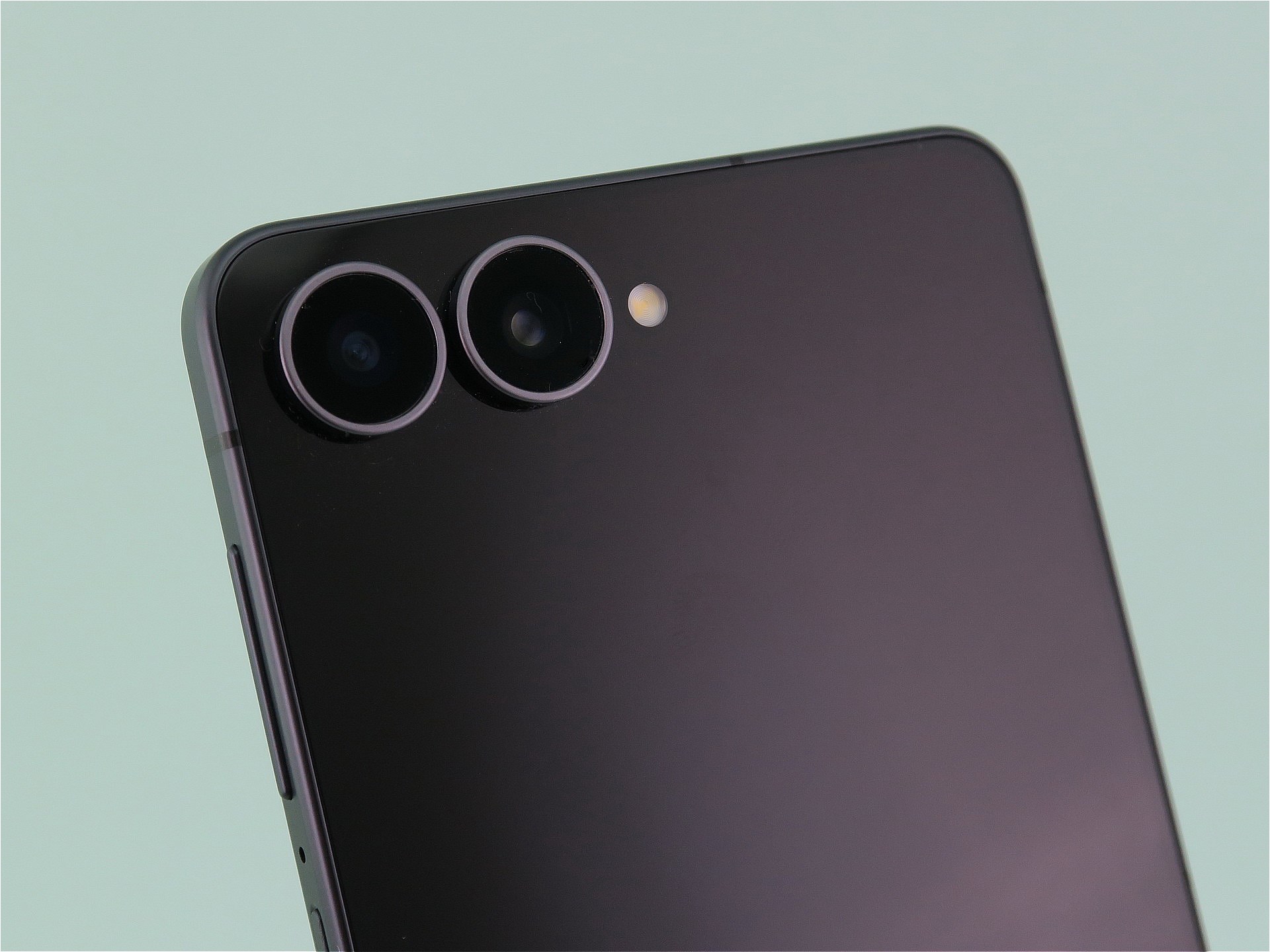 メインカメラは5000万画素イメージセンサーの広角カメラ（23mm）、1200万画素イメージセンサーの超広角カメラ（13mm）