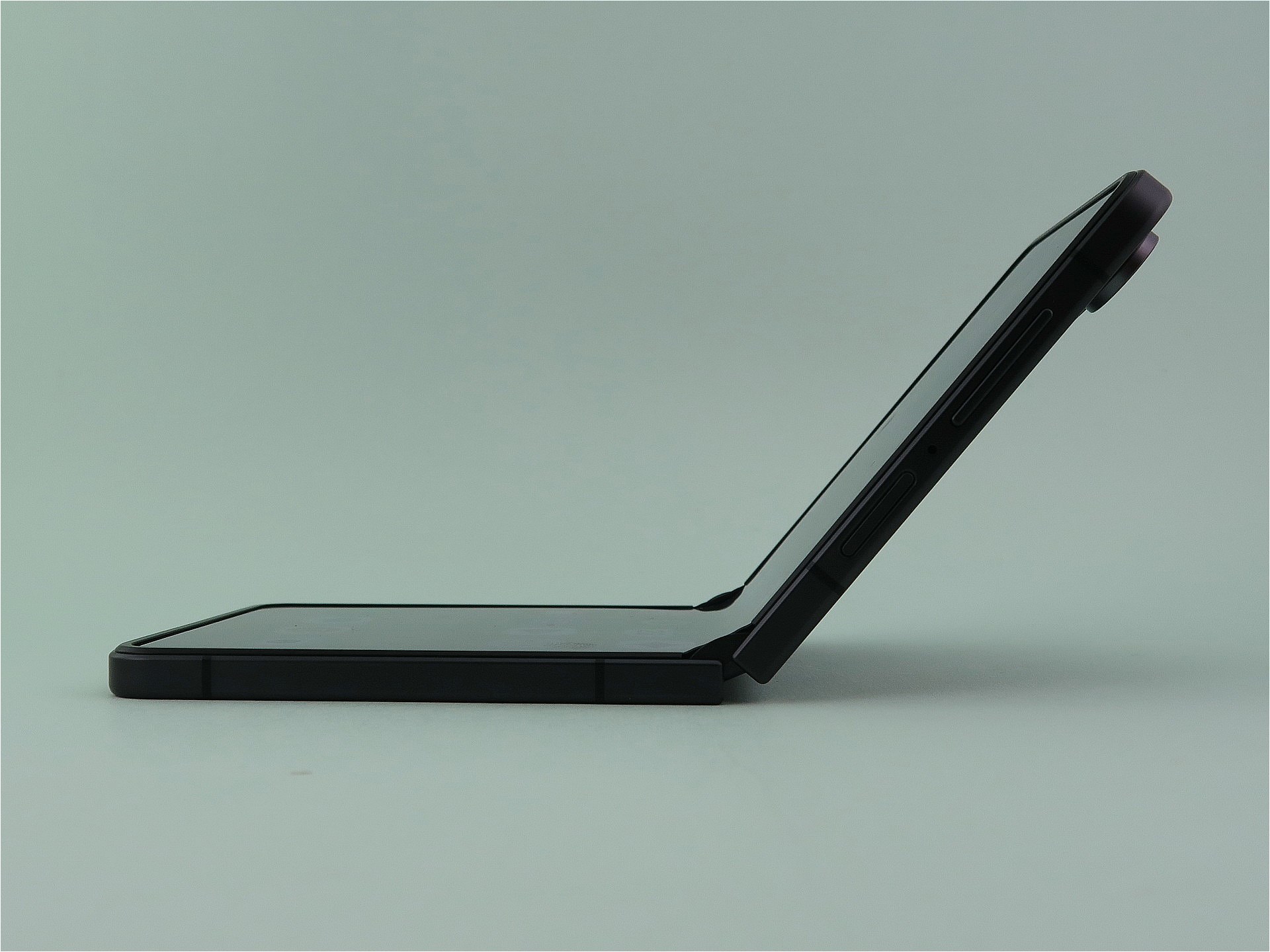 「Galaxy Z Flip8」も「Galaxy Z Fold8」同様、ヒンジの開く方への張力がやや強く、フレックスモードで安定して開けるのは90～100度程度まで
