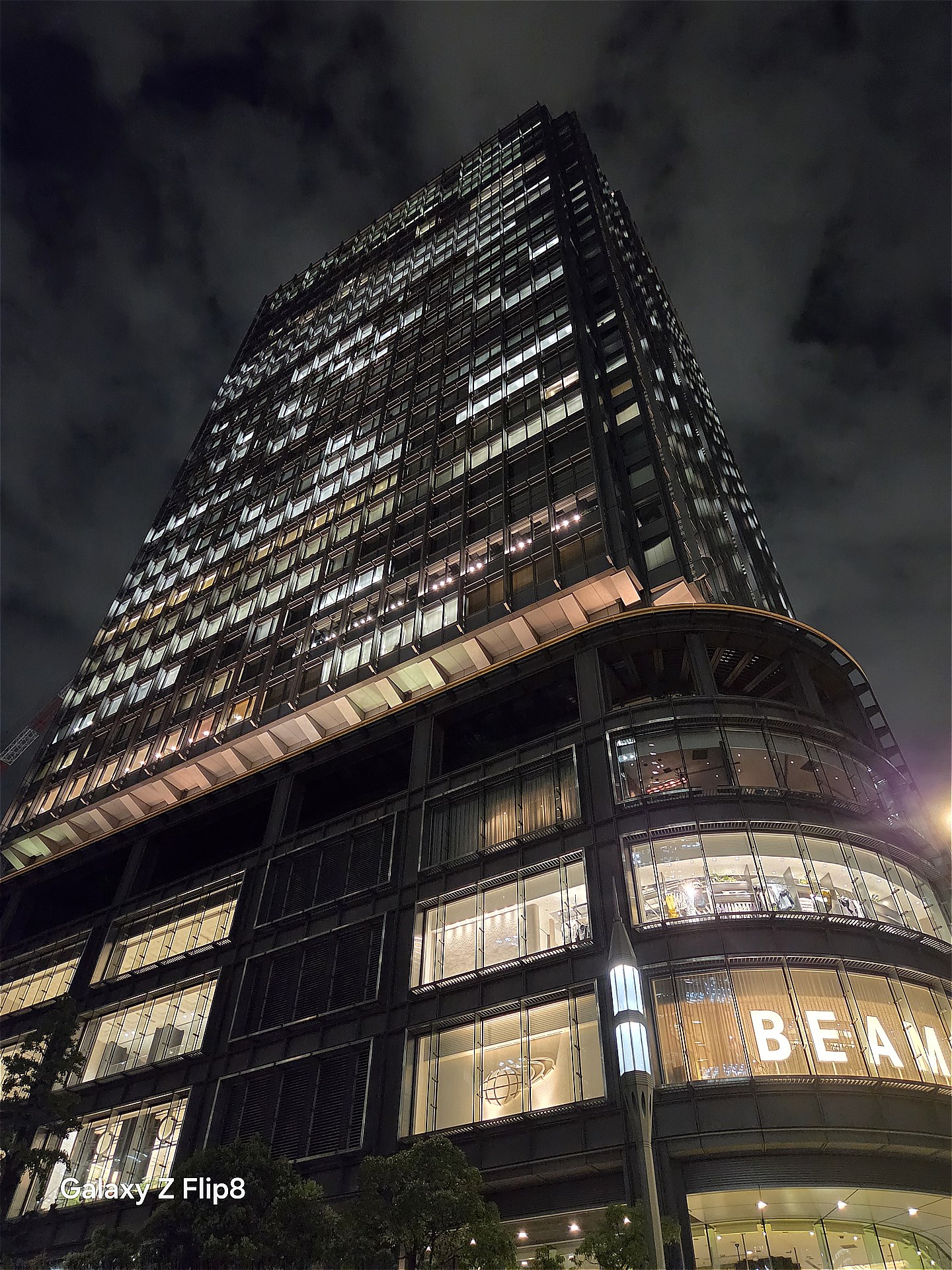 広角カメラで夜景を撮影。建物全体を明るく撮影できている