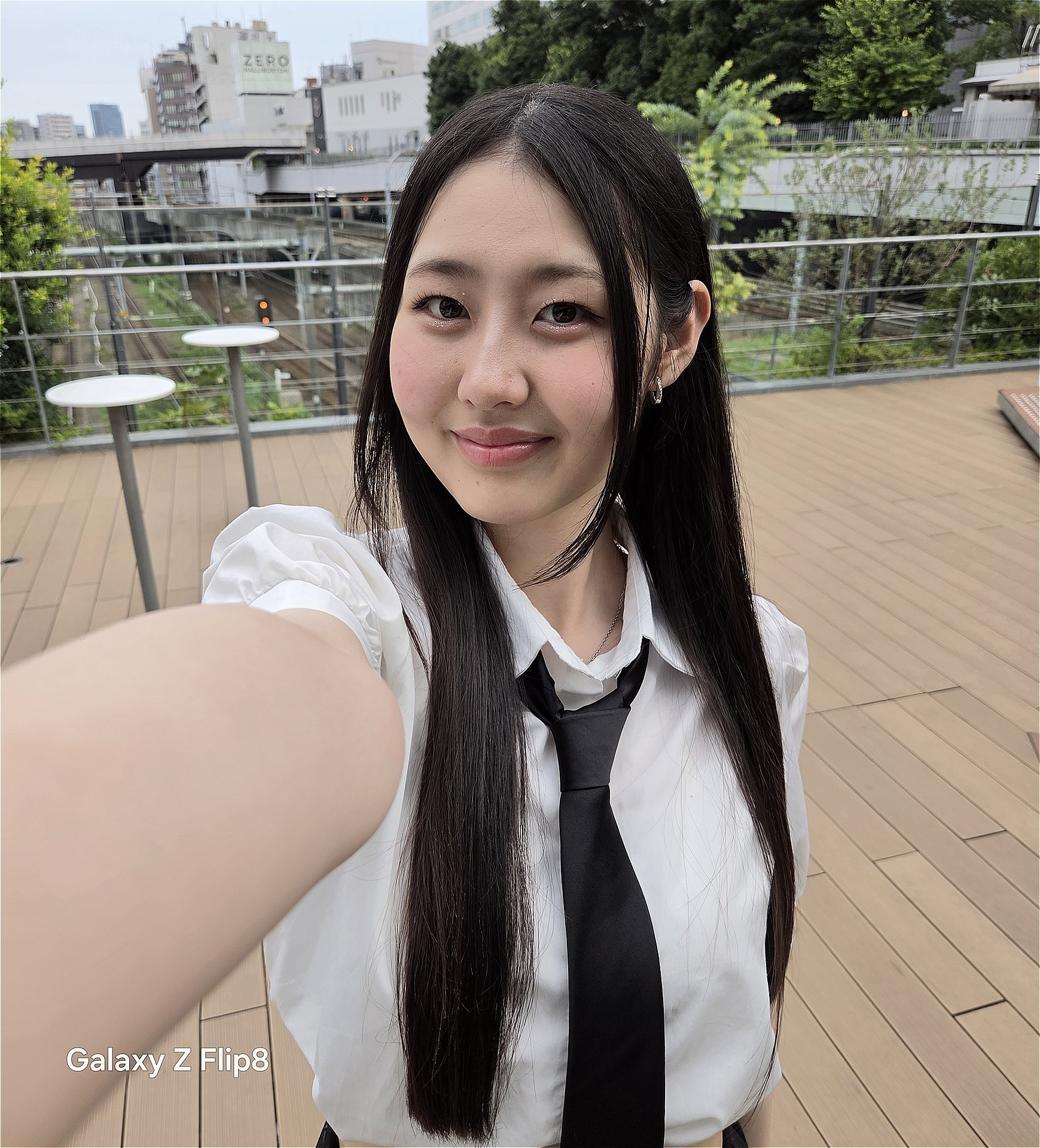 端末を閉じて、メインカメラでセルフィー。モデル：多胡うらら（Instagram：@urara.05、所属：<a href="https://bonbon-famin.com/">ボンボンファミン・プロダクション</a>）