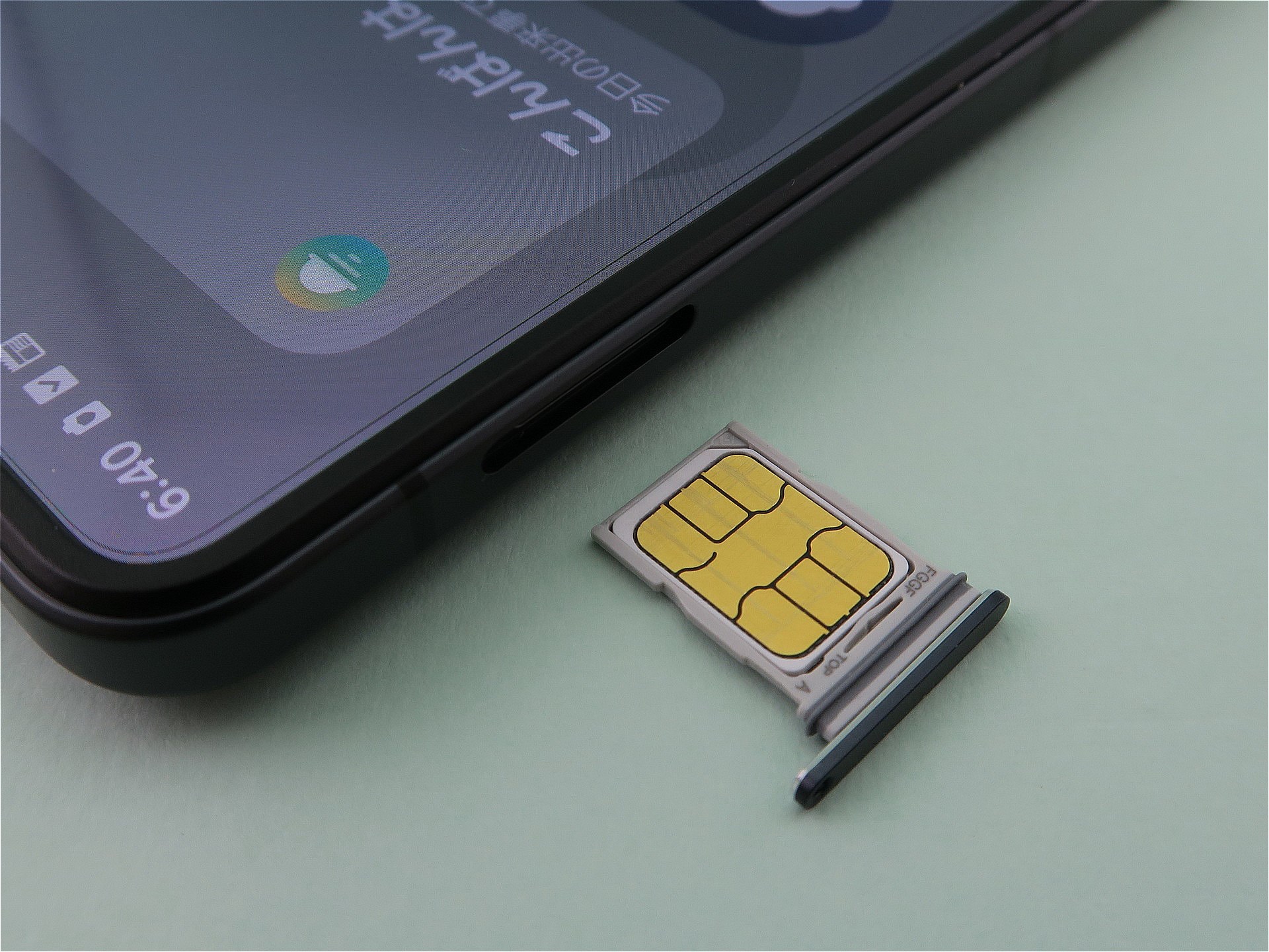 SIMカードスロットは上筐体の左側面