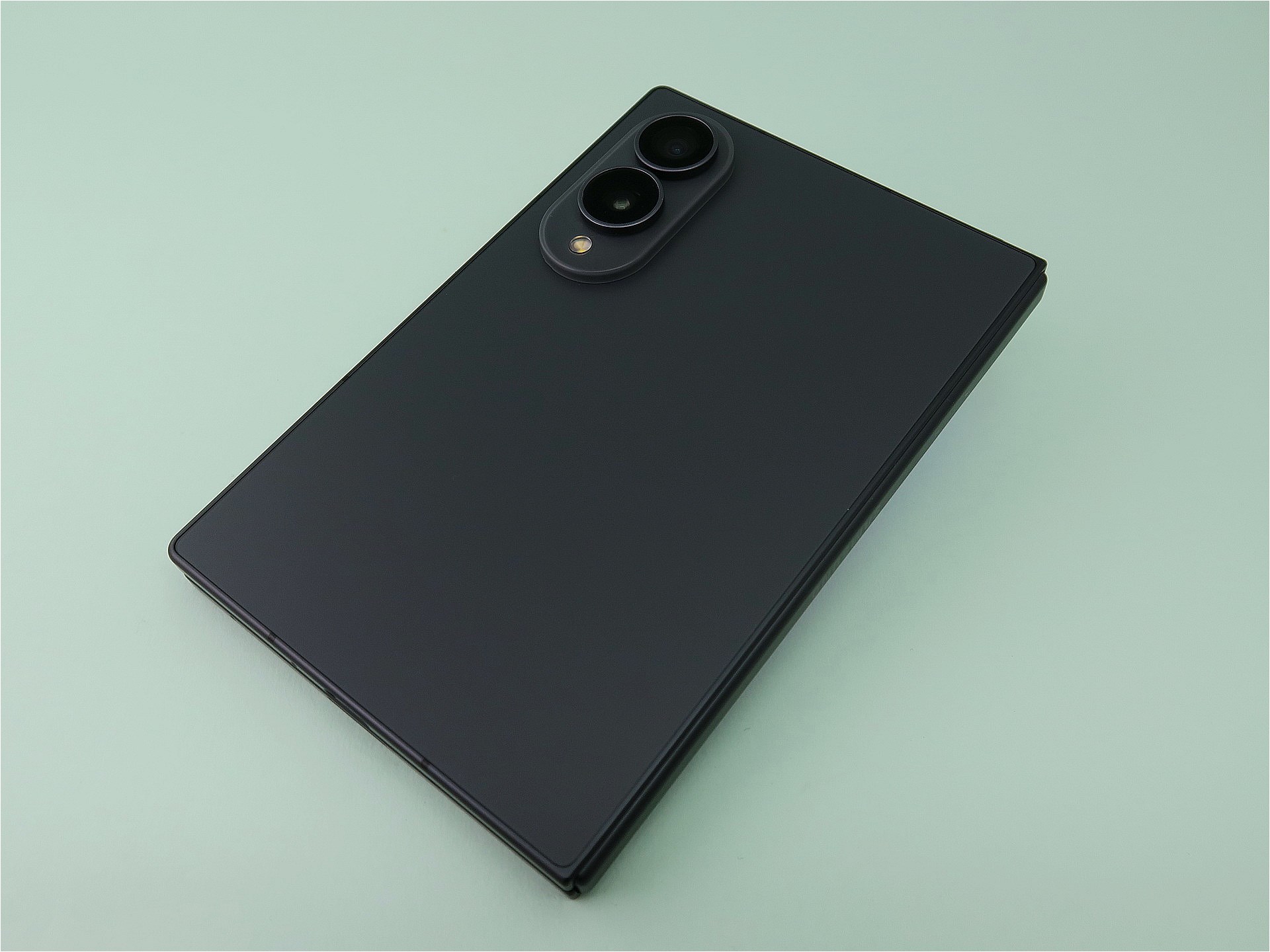 背面はデコレーションなどもなく、スッキリとしたデザイン。カメラ部の突起は約4.8mm（実測値）