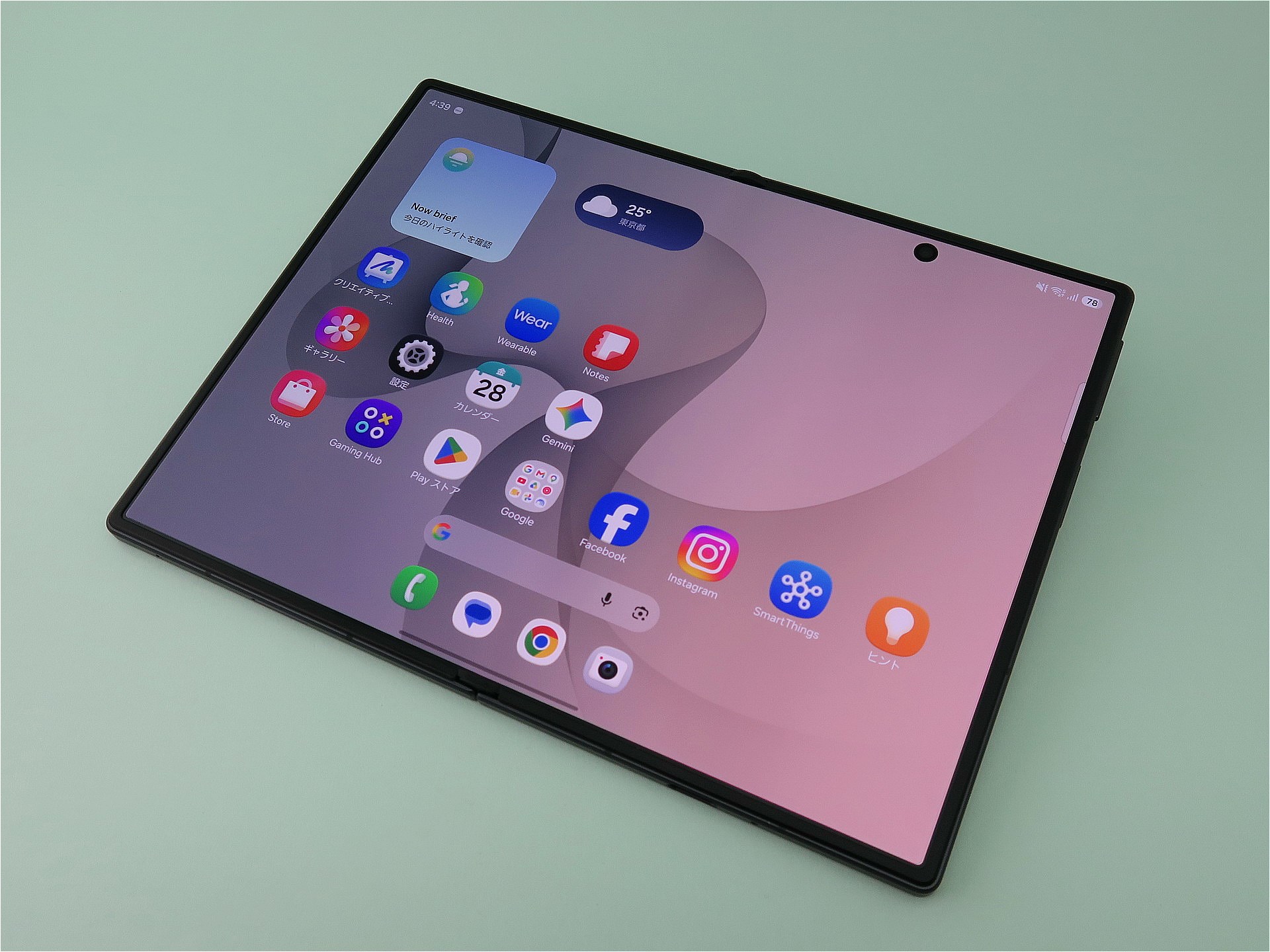 本体を拡げたときのメインディスプレイは7.6インチのワイドな大画面