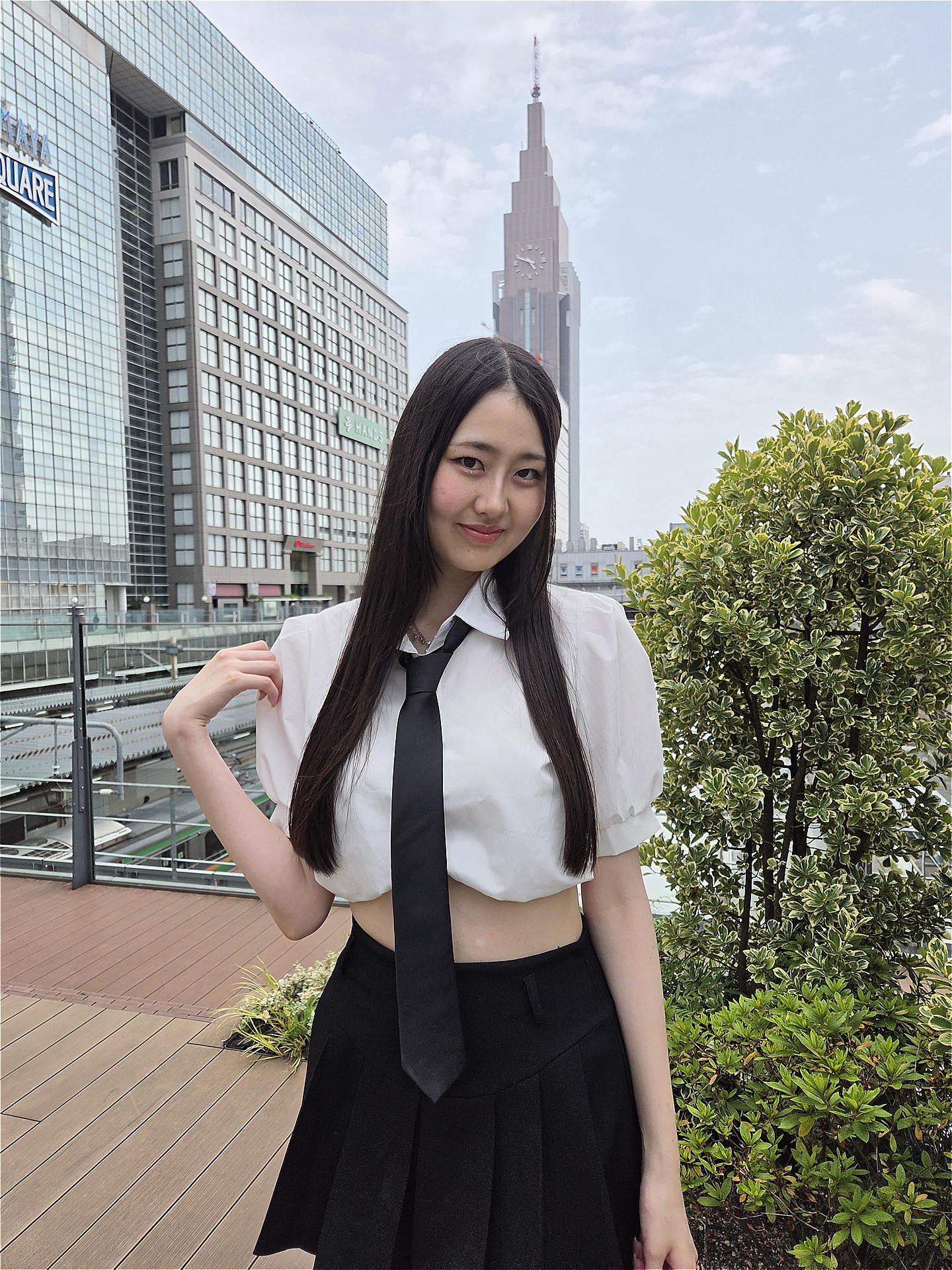 炎天下だったが、人物だけでなく、背景の建物や緑もバランス良く撮影できている。モデル：多胡うらら（Instagram：@urara.05、所属：<a href="https://bonbon-famin.com/">ボンボンファミン・プロダクション</a>）
