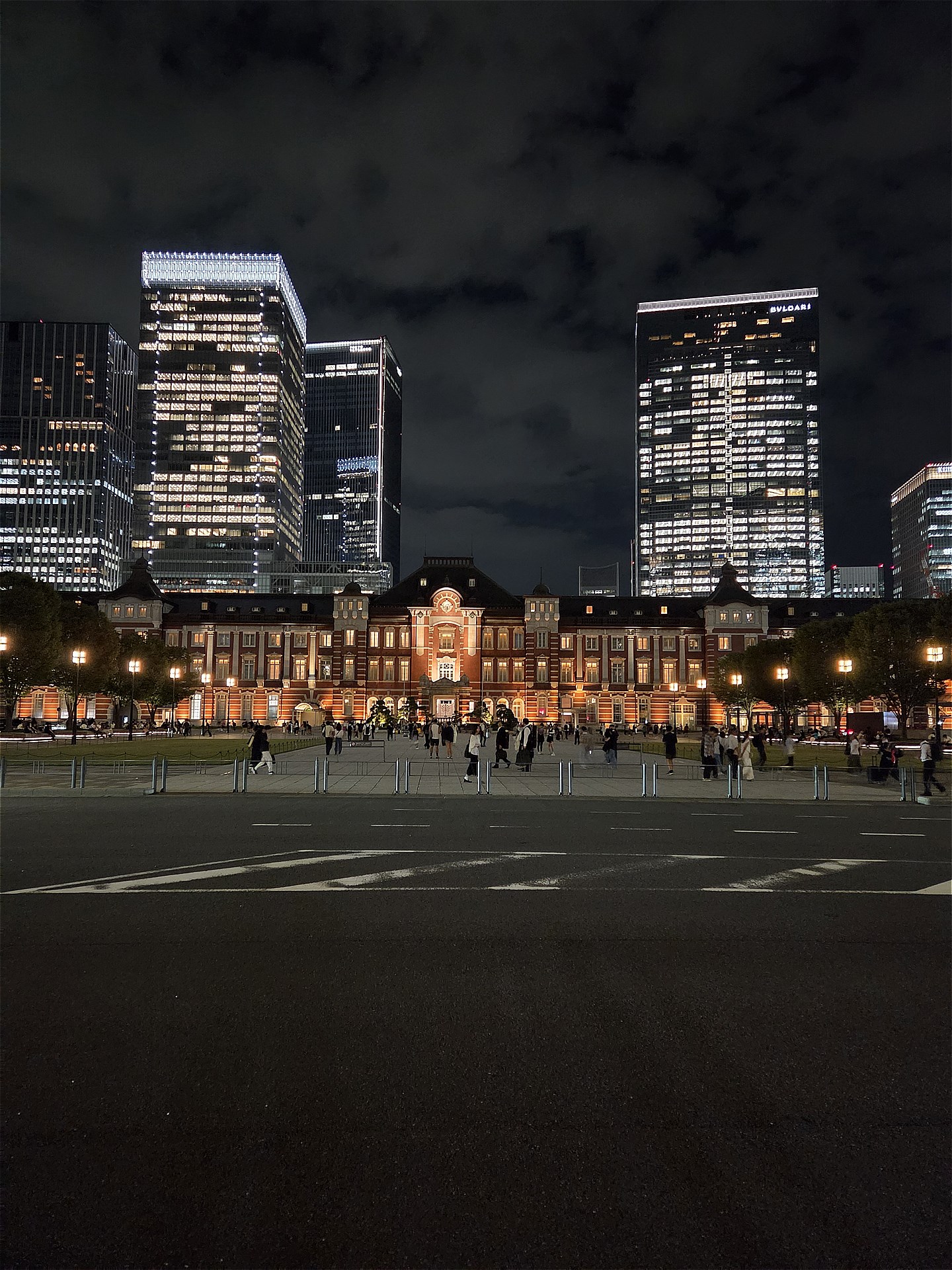 同じく夜景を広角カメラ（23mm）で撮影