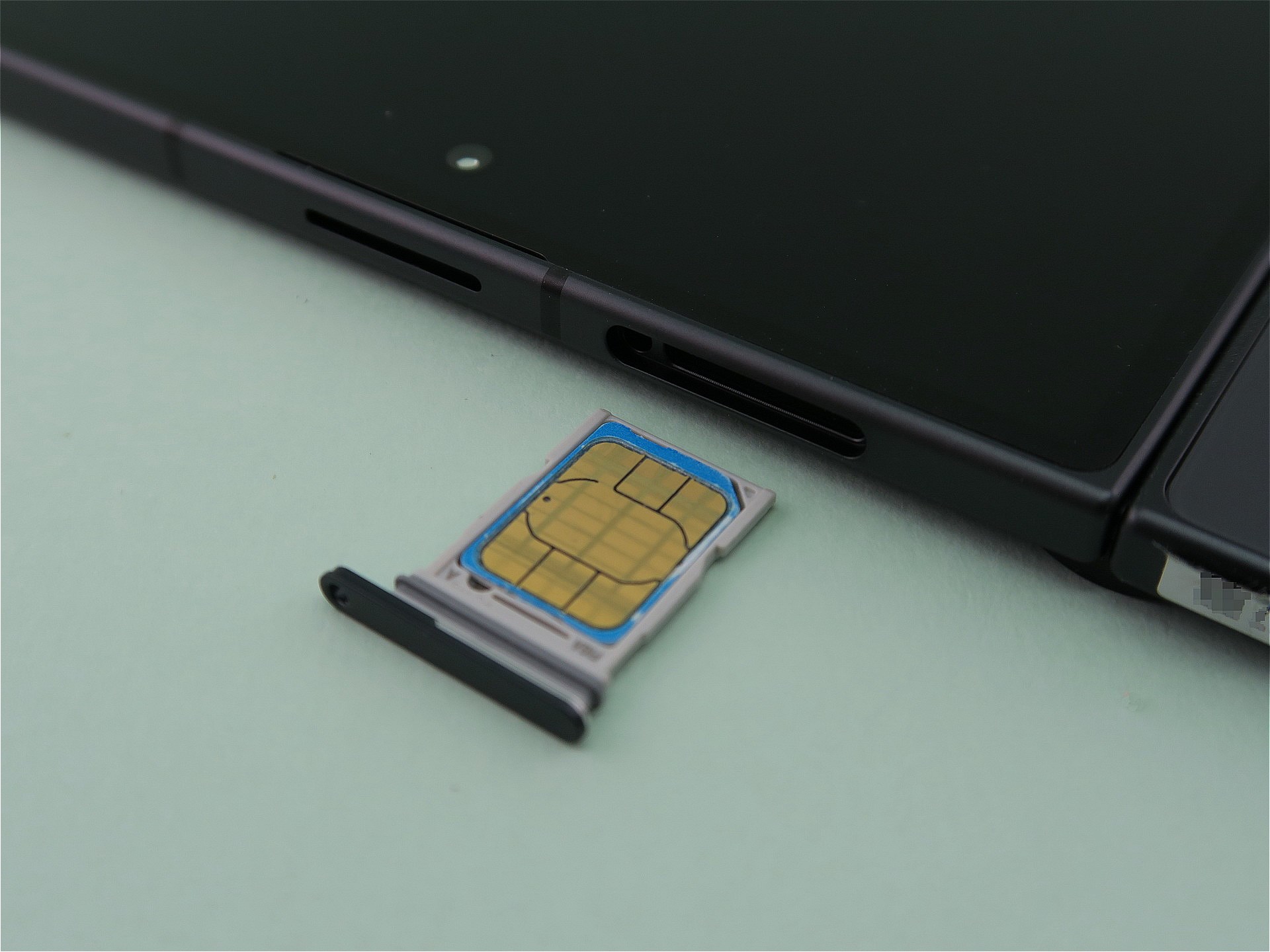 カバーディスプレイ側の筐体の上部にはピンで取り出すタイプのSIMカードトレイを備える