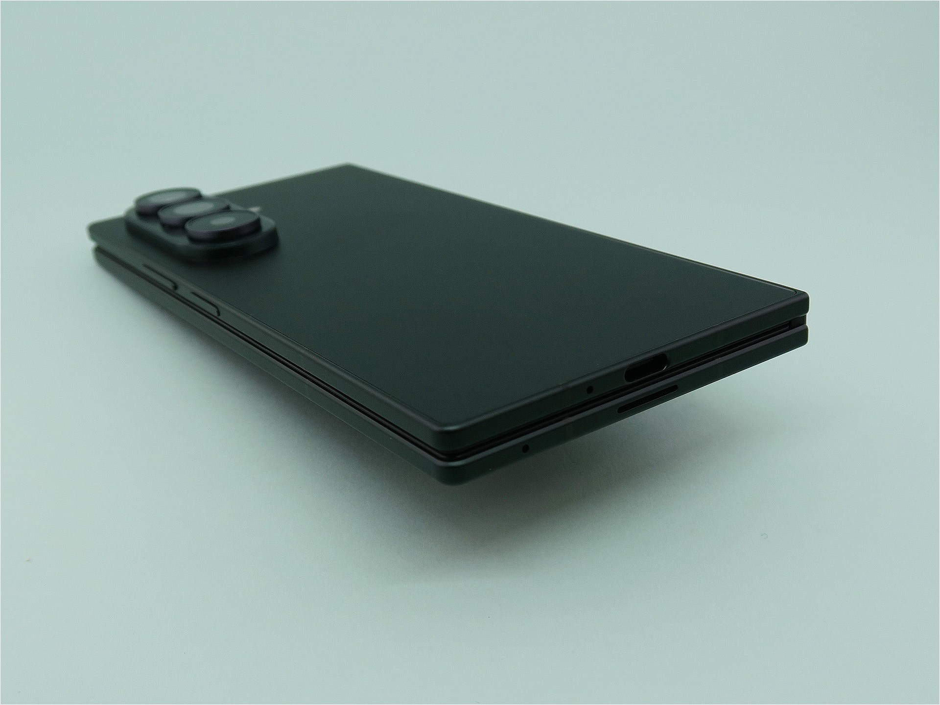 本体下部にはUSB Type-C外部接続端子を備える。右側面の電源ボタンには指紋センサーを内蔵する。カメラ部の突起は約5.5mm（実測値）