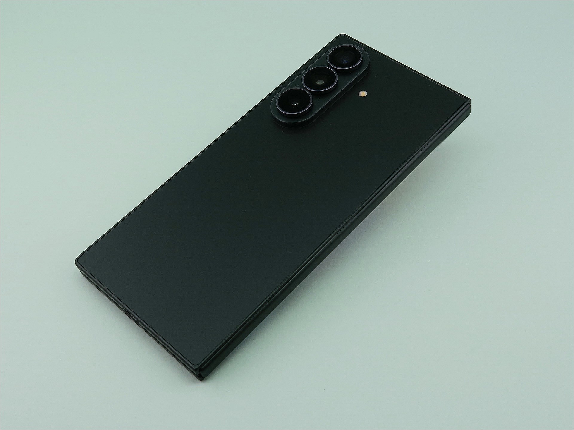本体を閉じた状態の背面。基本的には従来モデルと変わらないデザイン