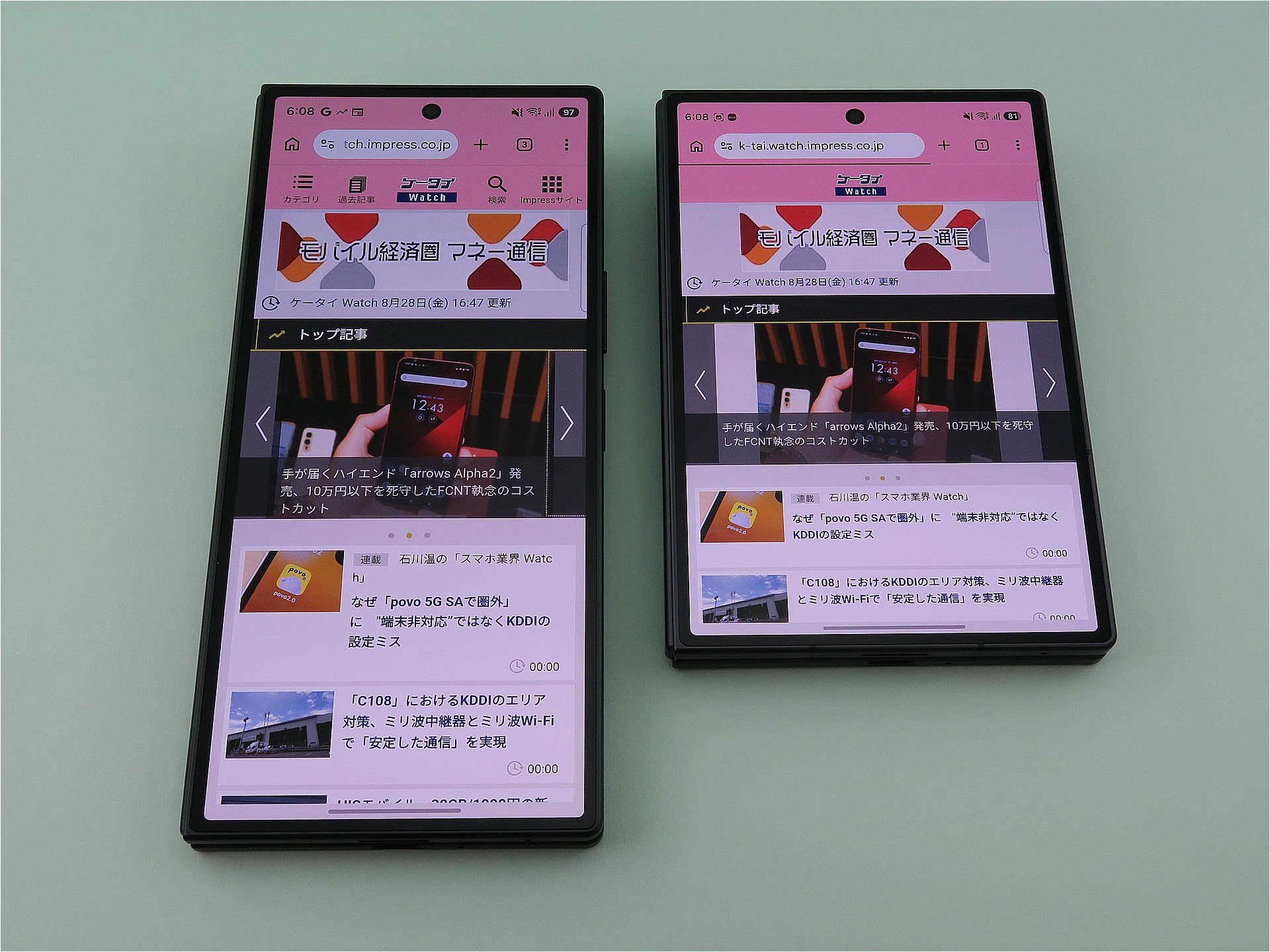 カバーディスプレイでWebページを表示すると、「Galaxy Z Fold8 Ultra」（左）に比べ、「Galaxy Z Fold8」（右）は縦方向の表示が短い。SNSなども同様