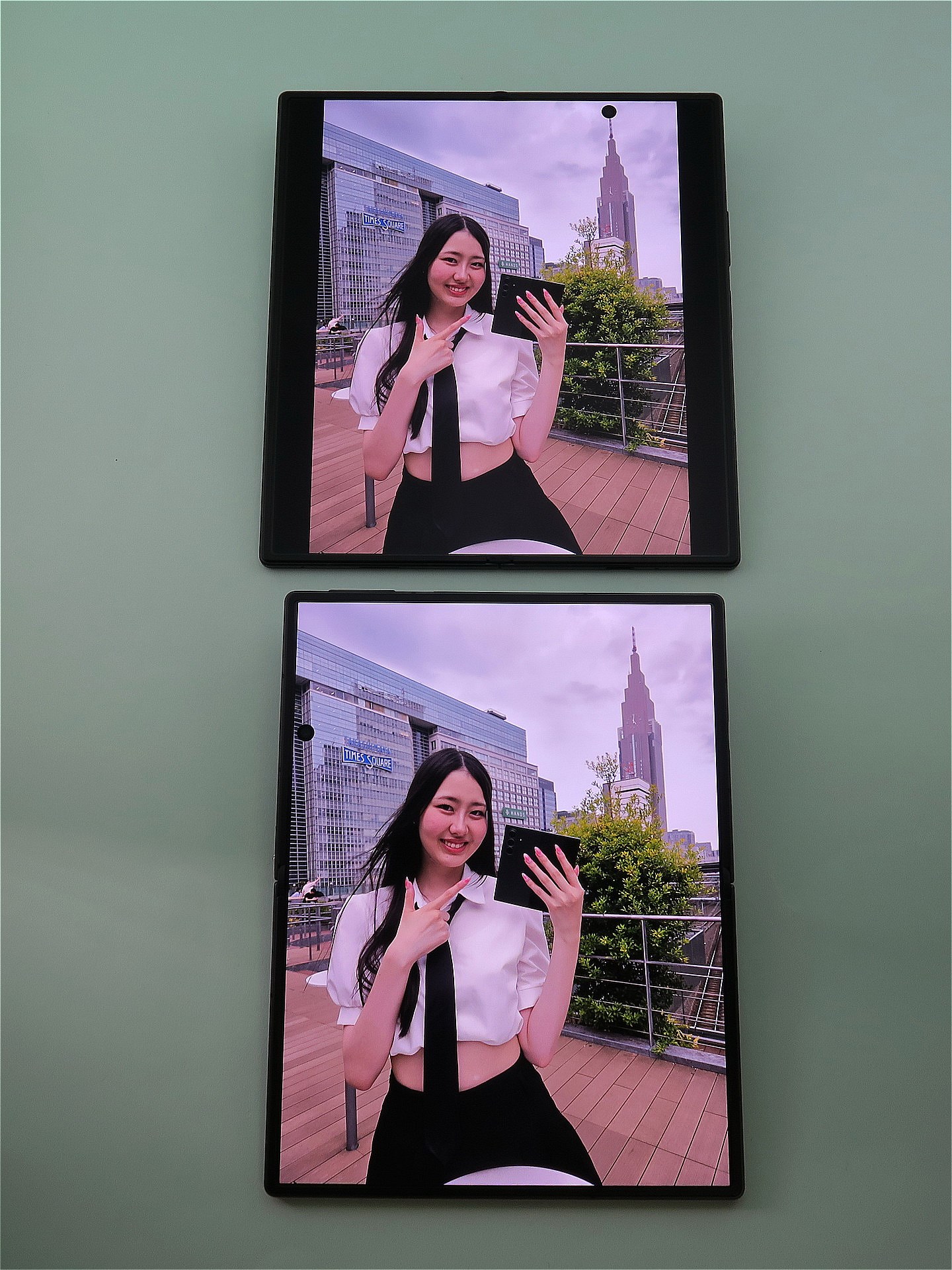 写真を表示してみると、「Galaxy Z Fold8」（下）はほぼ全画面で表示されるが、「Galaxy Z Fold8 Ultra」（上）は左右に黒い帯が表示される。実質的な表示サイズはほとんど変わらないが、見た印象は少し違い、「Galaxy Z Fold8」の全画面表示の方が大きく見える