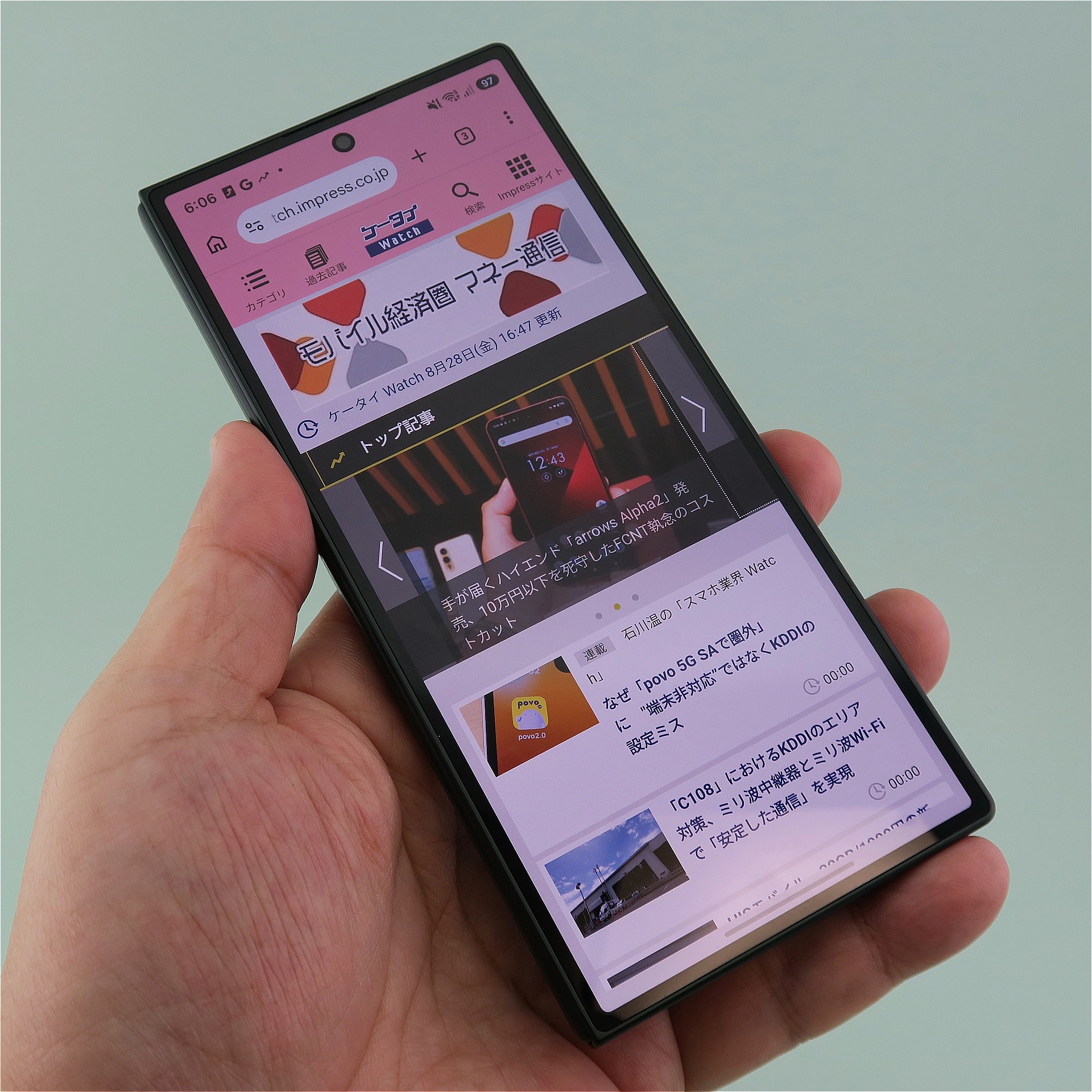 閉じた状態の幅は一般的なスレート形のスマートフォンよりもスリム。高さ（長さ）はあるが、意外に持ちやすい