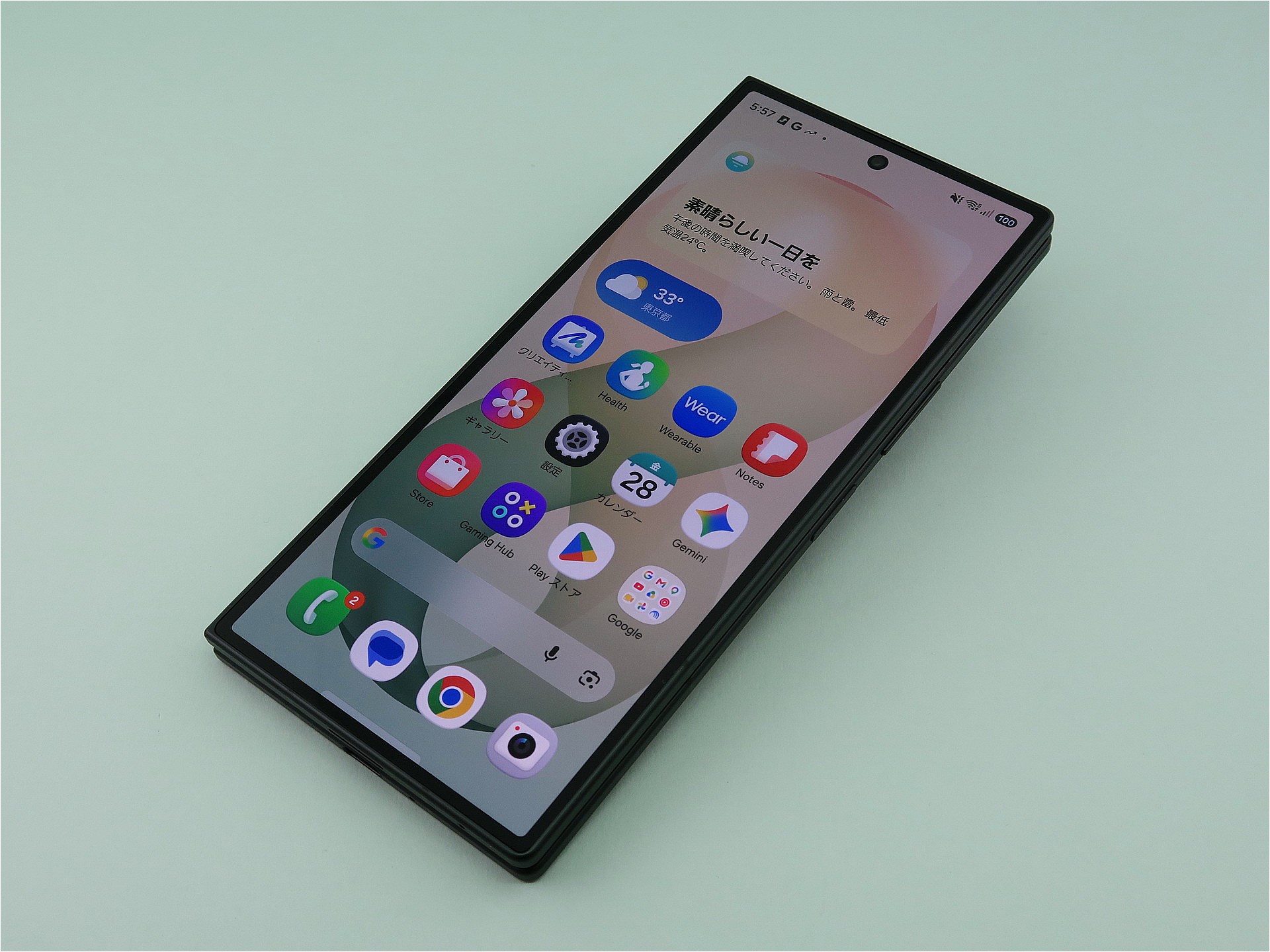 サムスン「Galaxy Z Fold8 Ultra」、サイズ（開いた状態）：約158.4mm（高さ）×143.2mm（幅）×4.1mm（厚さ）、（閉じた状態）：約158.4mm（高さ）×72.8mm（幅）×8.9mm（厚さ）、約215g（重さ）、カラー：グラファイト（写真）、バイオレットシャドウ、クリーム、グリーンシャドウをラインアップ