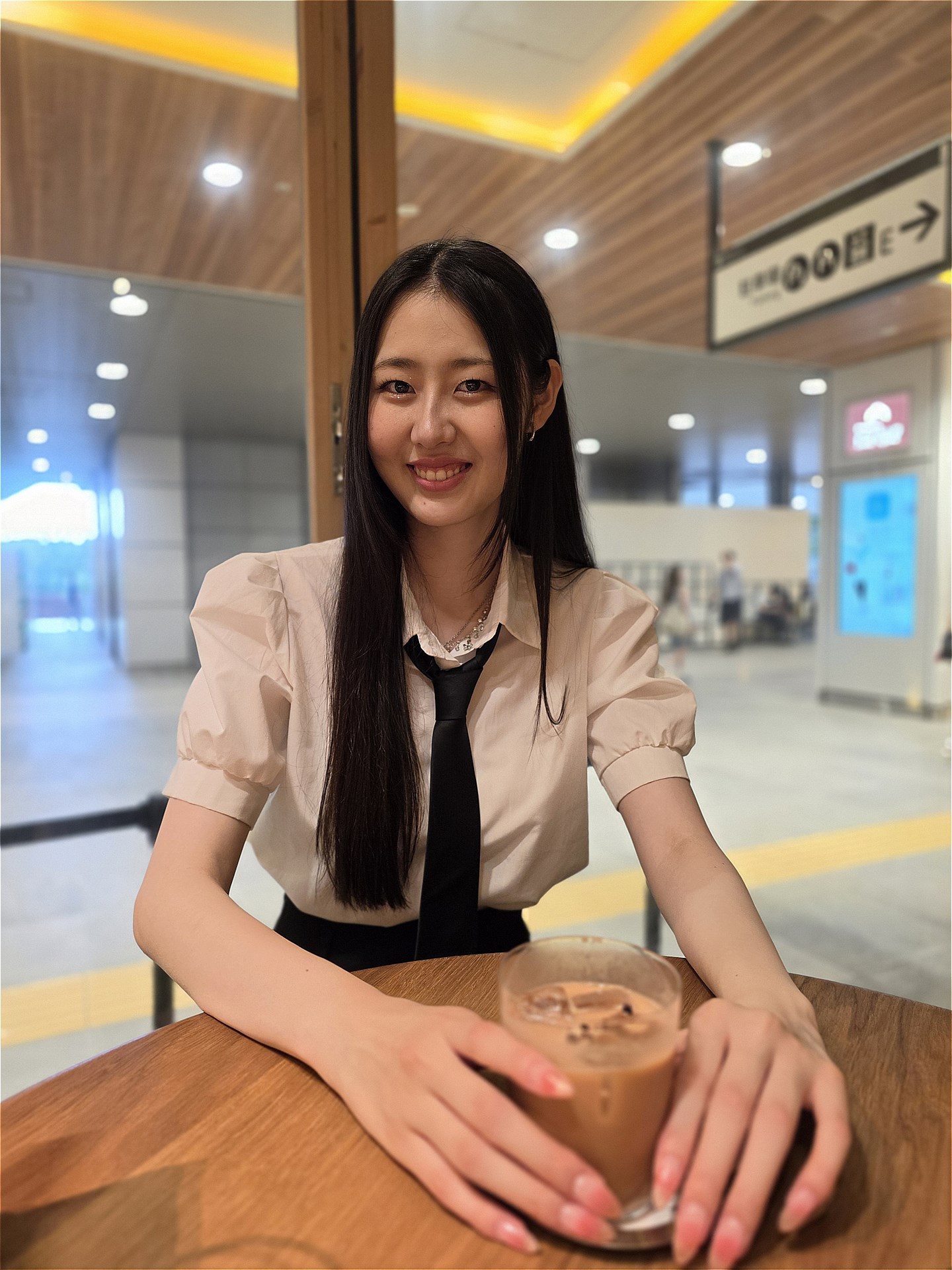 ポートレートで撮影。背景のライトや看板などがボケて、人物が際立っている。モデル：多胡うらら（Instagram：@urara.05、所属：<a href="https://bonbon-famin.com/">ボンボンファミン・プロダクション</a>）