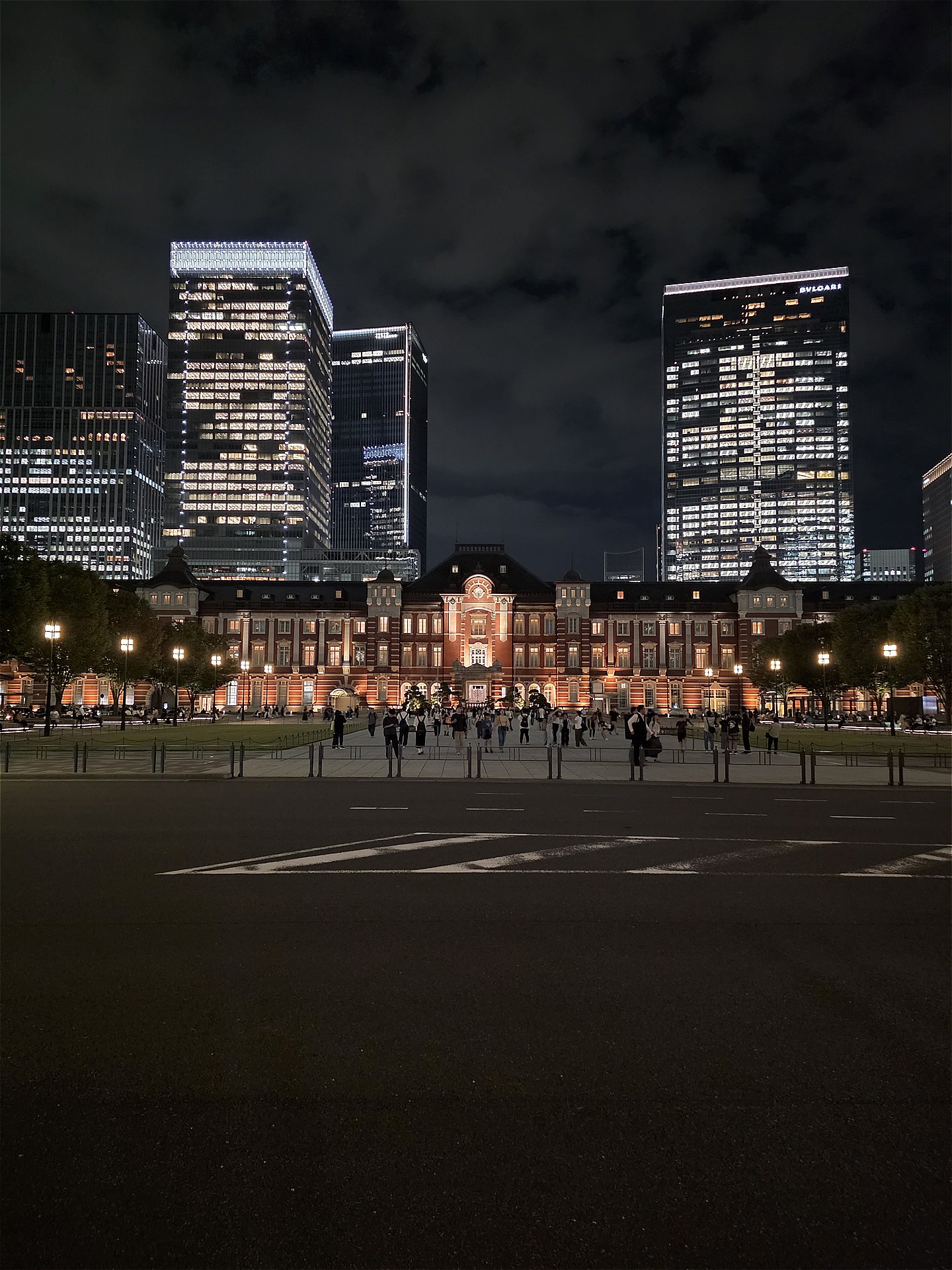 広角カメラ（23mm）で夜景を撮影。ライトアップされた建物、ビルの照明なども白飛びせず、きれいに撮影できている