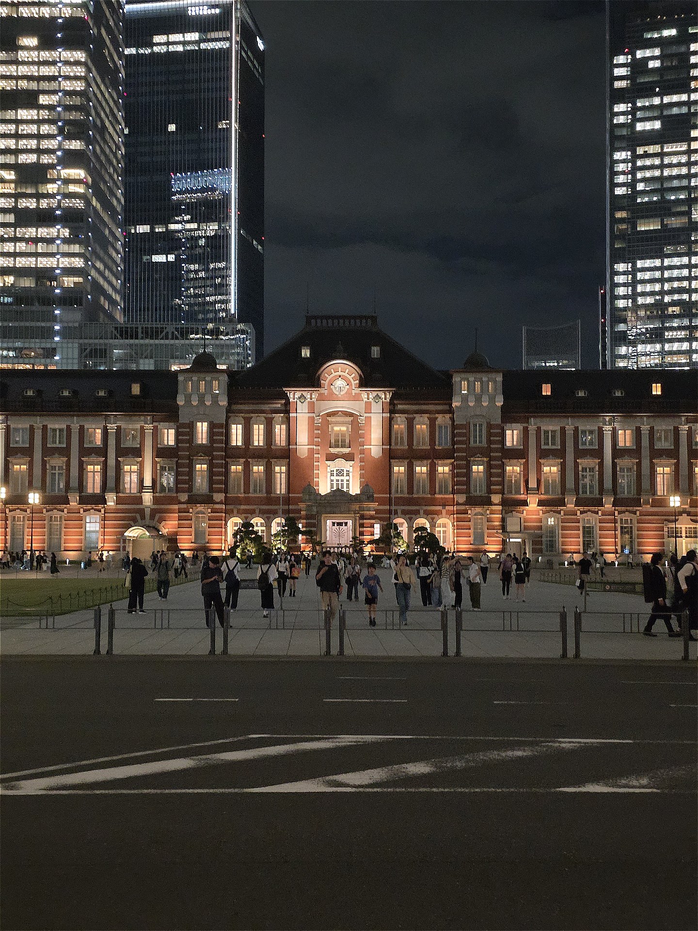 広角カメラの光学2倍相当（46mm）で撮影。人物も捉えられ、ライトアップされた建物もバランス良く撮影できている