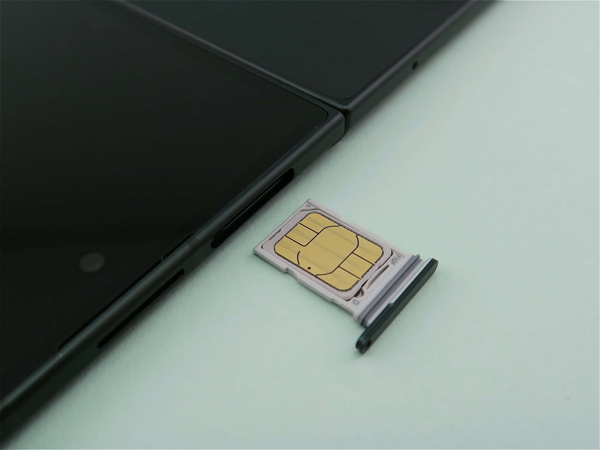 SIMカードスロットはカバーディスプレイ側の上部に備える。ピンで取り出すタイプを採用