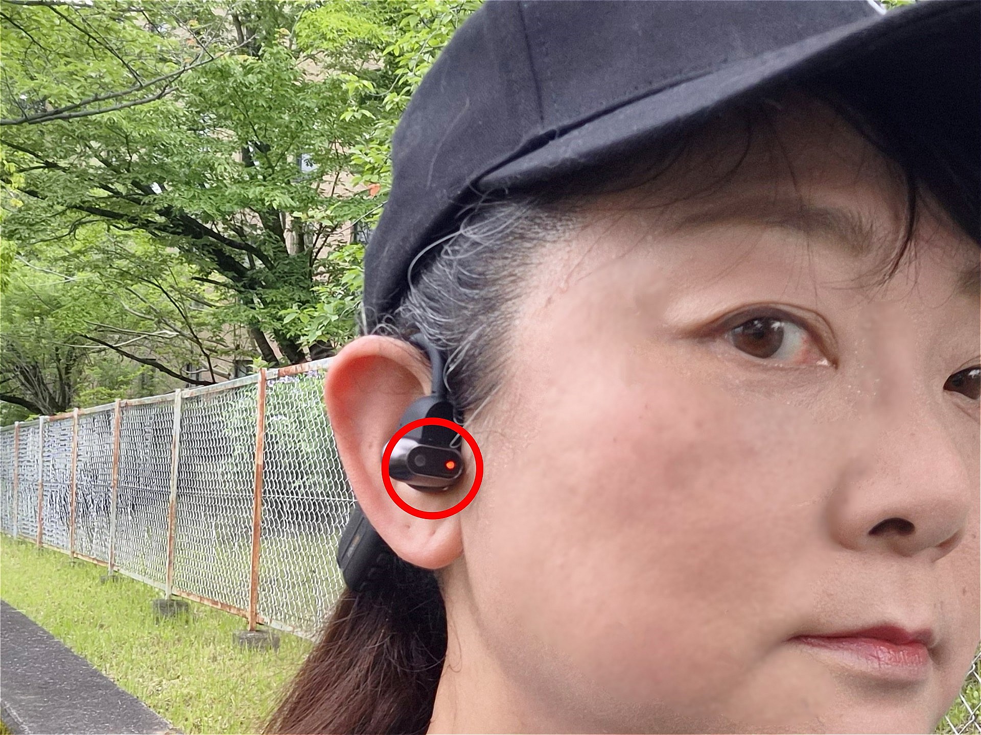 録画中は、カメラのLEDが赤く点灯して、録画中であることが周囲にわかるようになっている