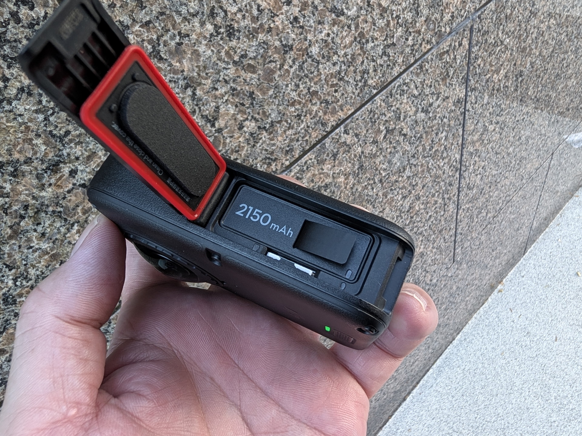 microSDカードも本体側面からセット可能