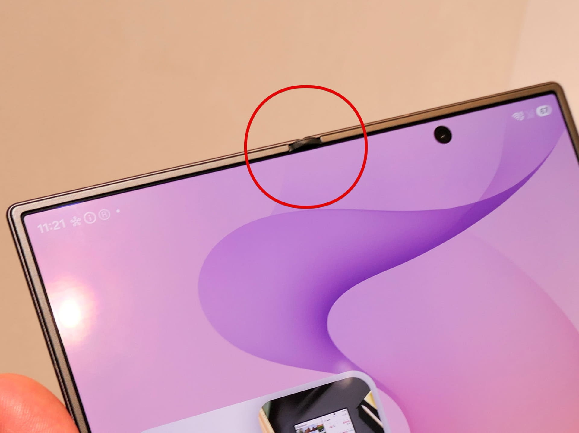2026年に入って、折り畳みスマートフォンを使っている時になるようになったヒンジ部分の出っ張り。写真は「Galaxy Z Fold8 Ultra」を開いたところだが、ヒンジの上下部分が出っ張っていることが分かる