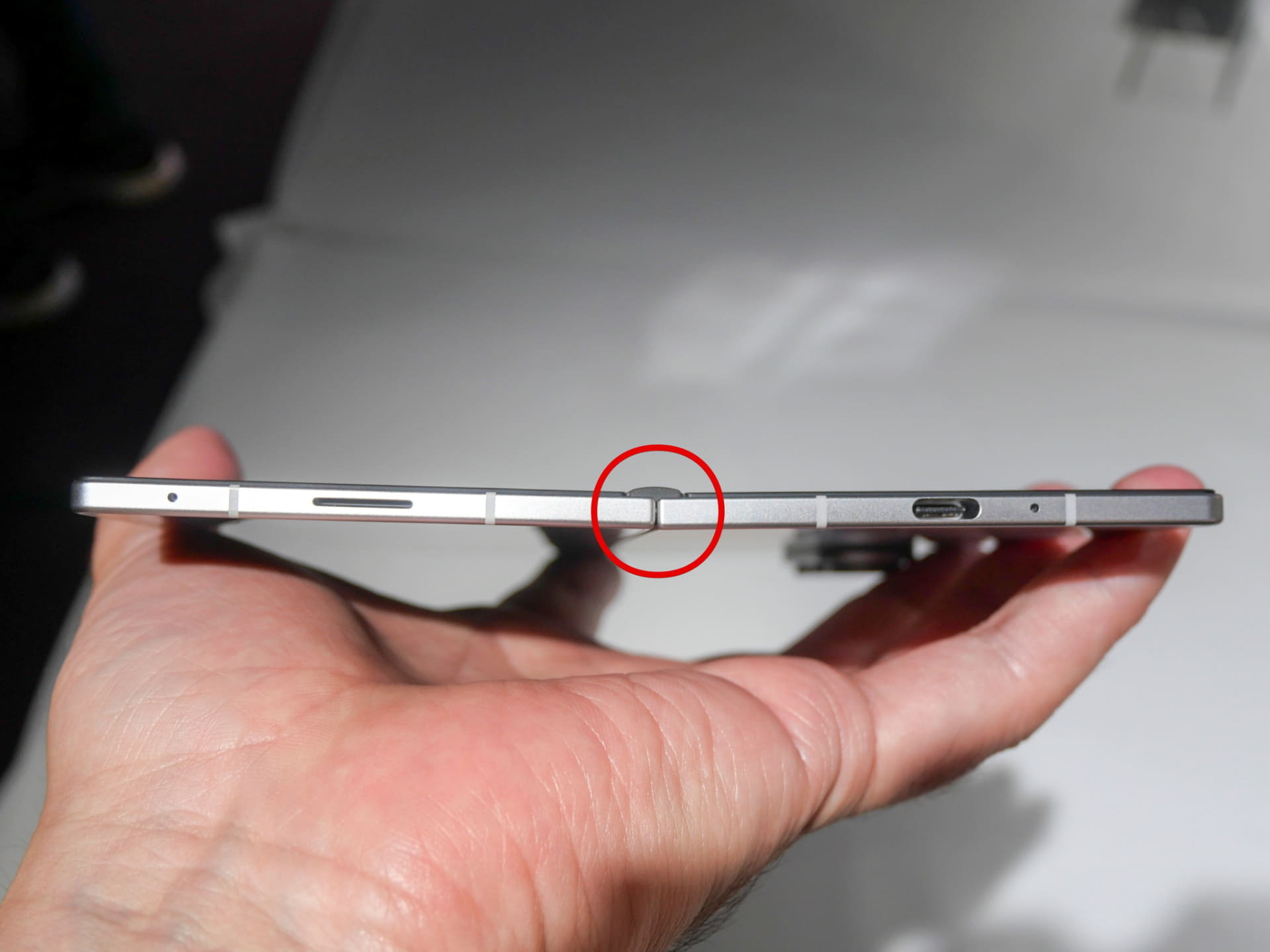 こちらは「Galaxy Z Fold7」の開いた状態での側面。多少出っ張っている感はあるが、後継モデルのGalaxy Z Fold8 Ultraと比べればまだ抑えられていた