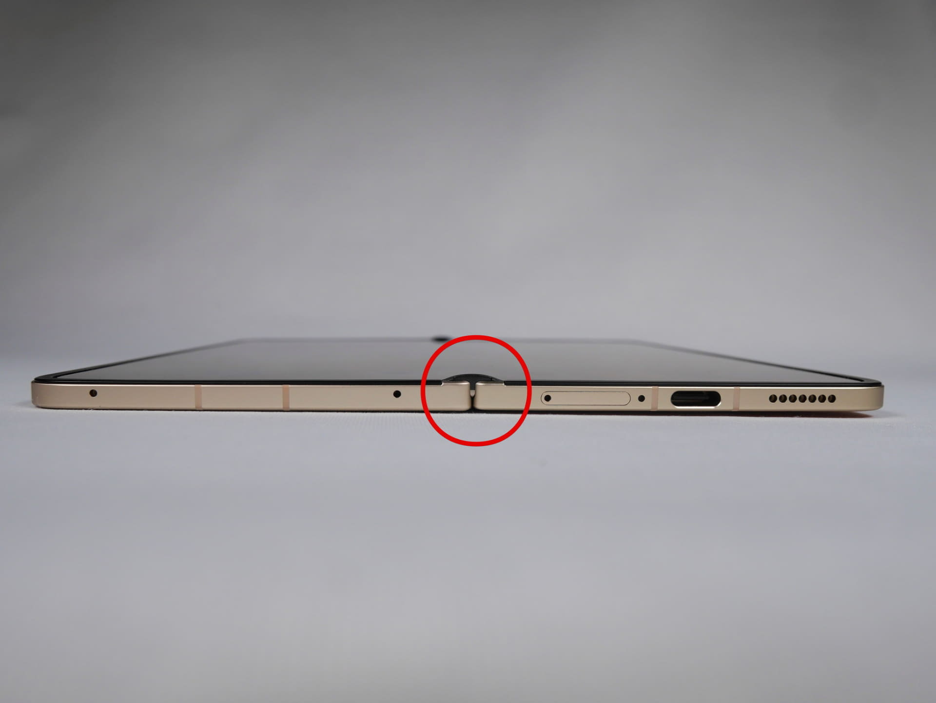 こちらは「OPPO Find N6」を開いた状態で、側面から見たところ。薄さ重視のモデルほど、画面を開いた時のヒンジ上下部分がかなり出っ張るようになってきている
