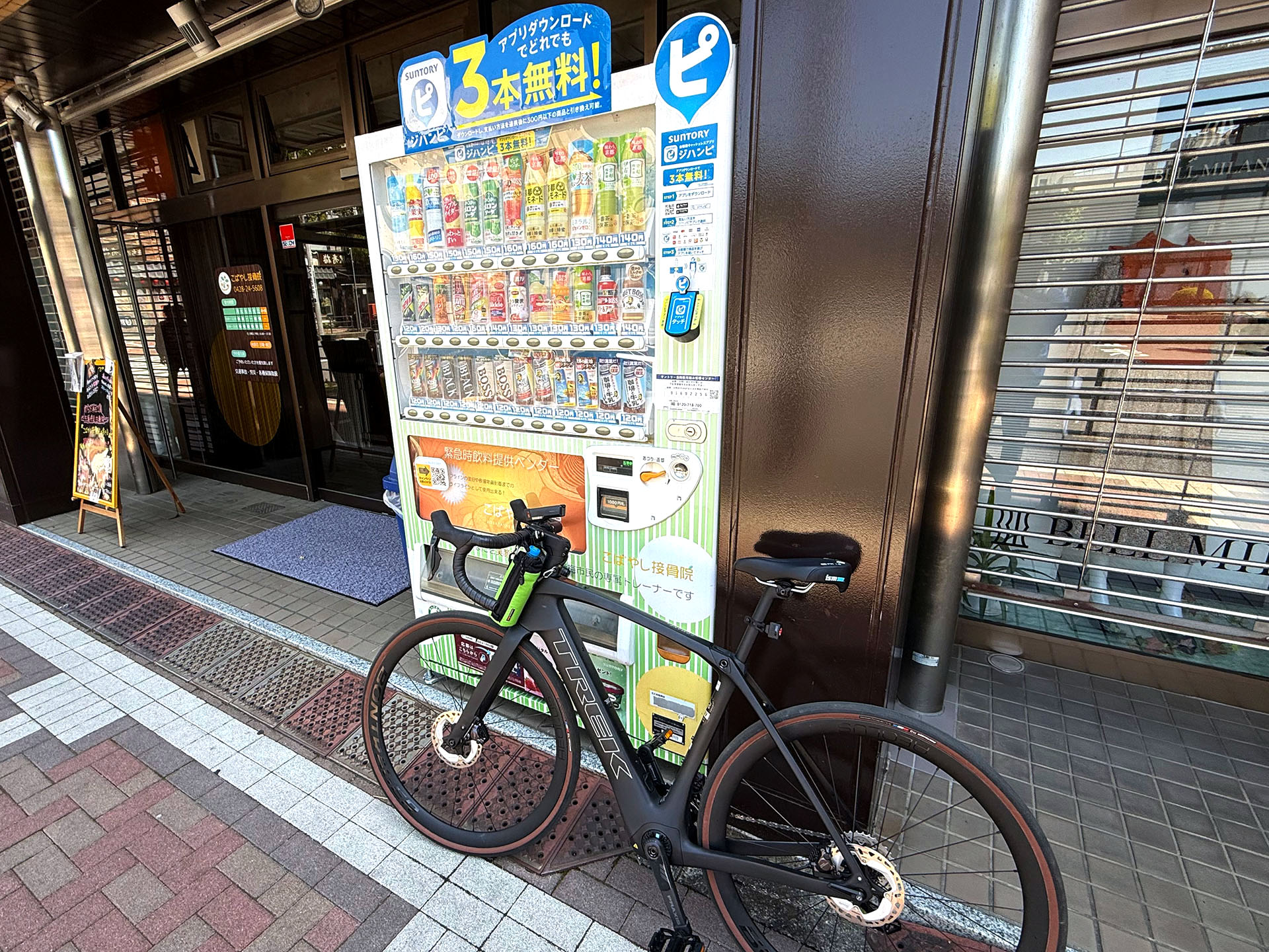 東京・青梅駅前の自販機。ジハンピ決済に対応している。サイクリングルートの中継地点としてメジャーな駅だが、こういう駅前でなくとも主要サイクリングルート付近の自販機が電子決済に対応し「えっココでも電子決済できるようになったのか！」という驚きが多い最近（ここ数年）だと感じる。ポタリング勢におなじみの立ち寄りスポットなんかも同様な感じ。