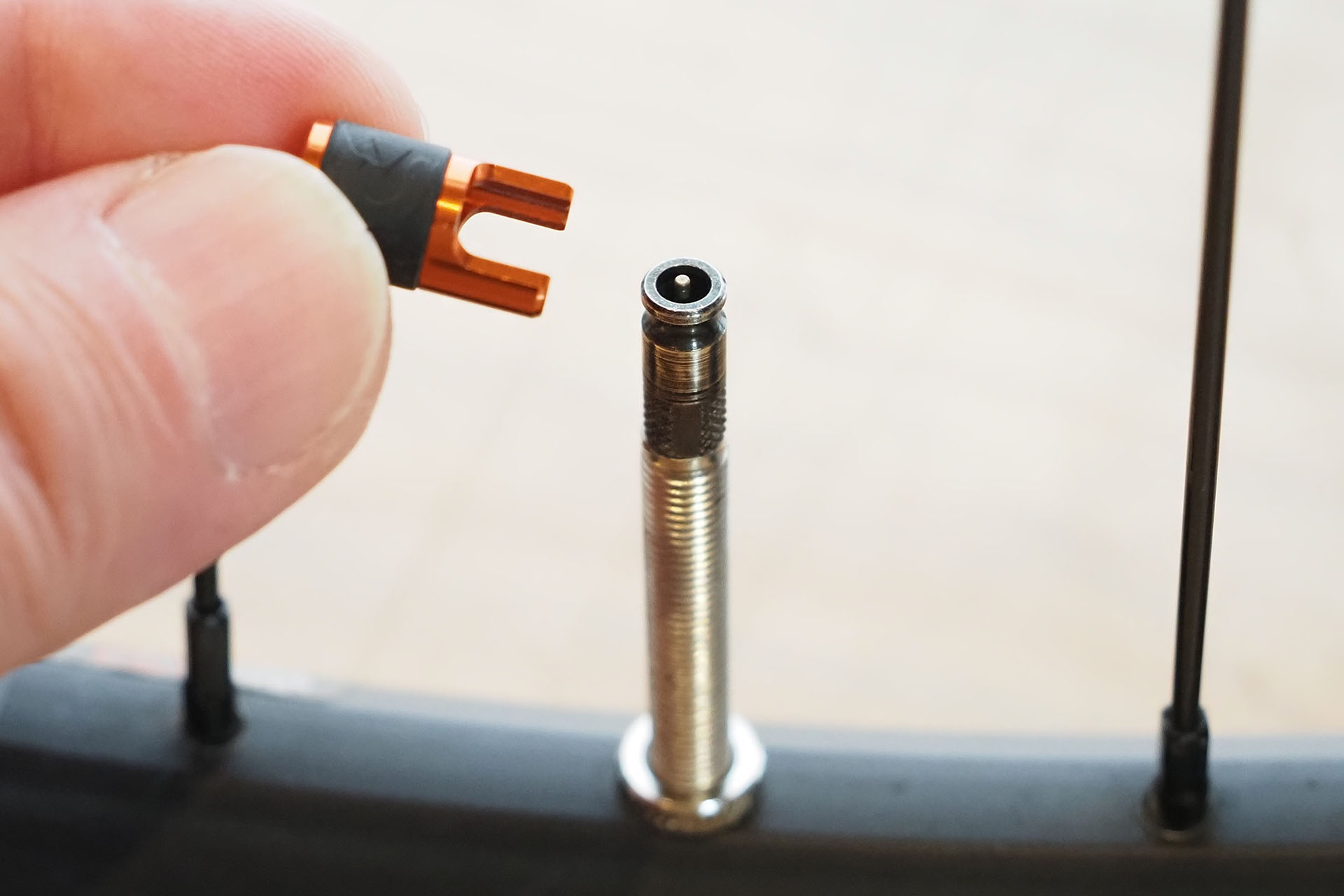 CLIK（クリック）バルブと呼ばれる、自転車タイヤの空気を注入するバルブ部の新規格。ポンプやキャップの着脱が非常に簡単なのだ。キャップは回す必要がなく抜き差しするだけ。